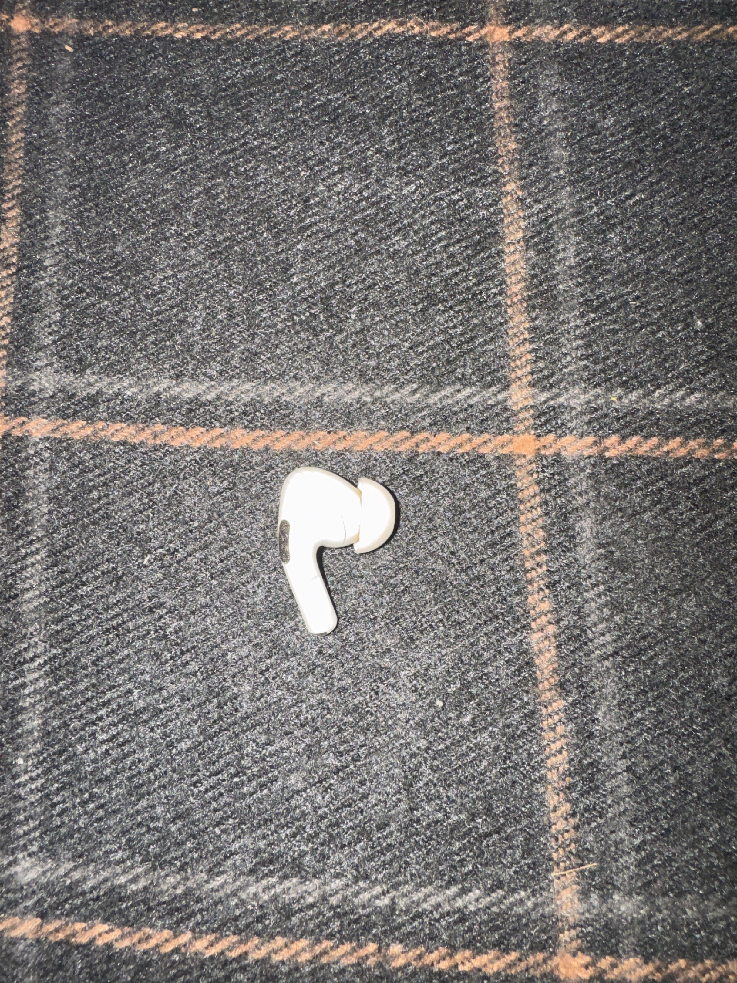 Apple AirPods Pro (Left) gen 1 lightning cable (Category: Earphones) located in Cainta. Submitted by nielbaloso (Listing ID 1417153589, Image 1). Description: - Single Apple AirPods Pro earbud (left side) - White color - Includes ear tip .