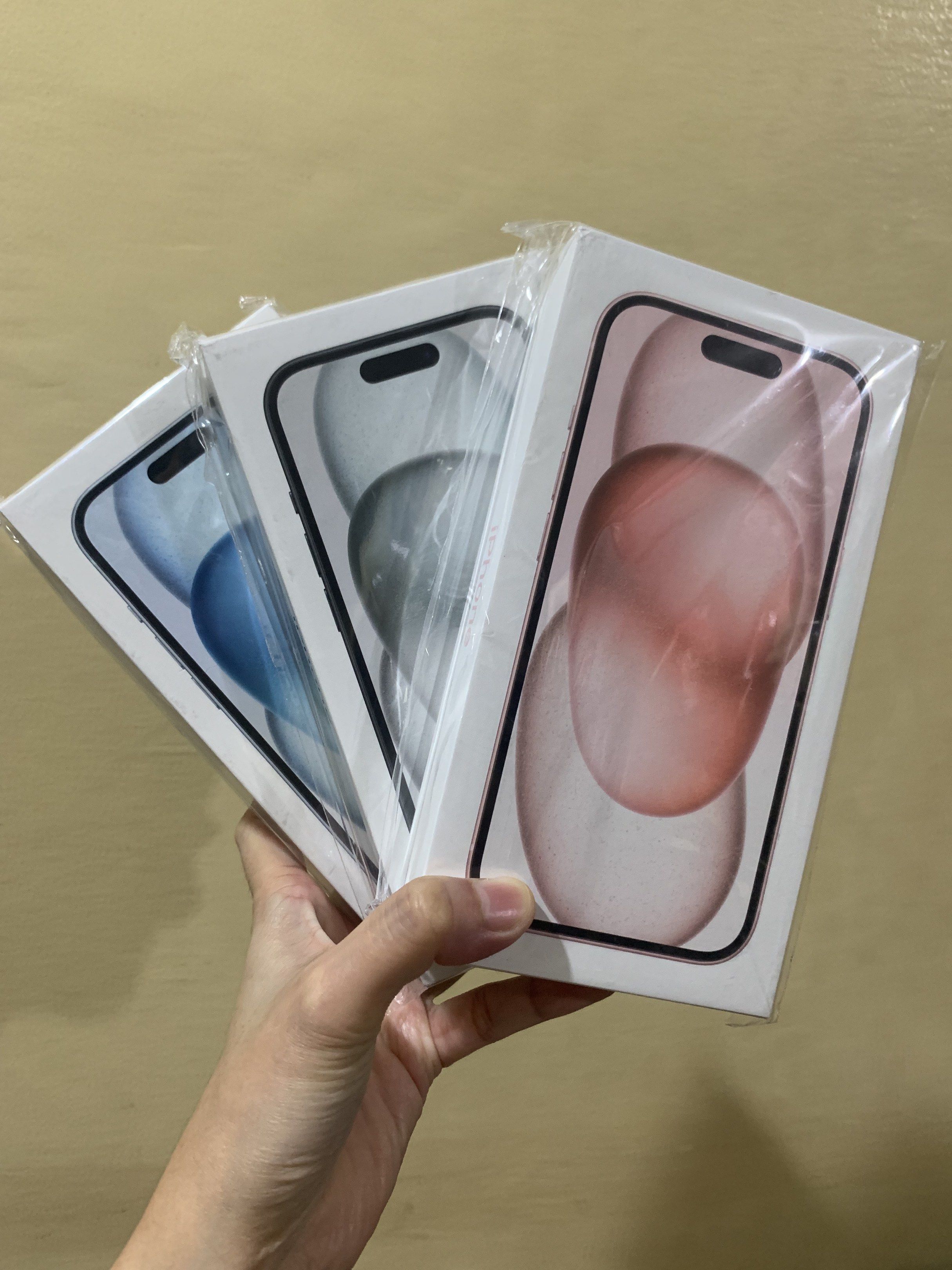 Bnew Sealed Iphone 15 128gb (Category: iPhone 15 Series) located in Manila. Submitted by uretihsia_ (Listing ID 1415897994, Image 1). Description: .