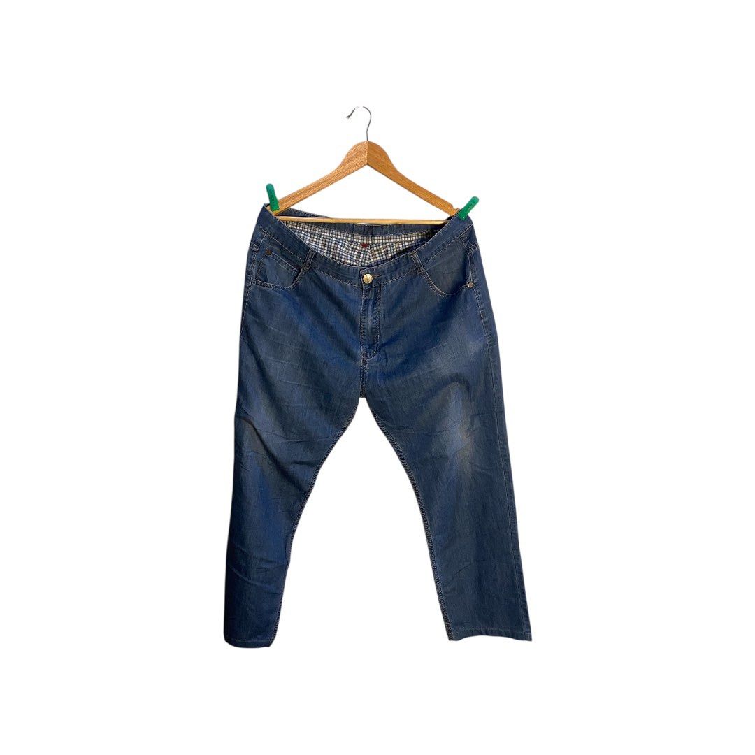 Burberry Straight Jeans (Category: Jeans) located in Pasay City. Submitted by corethrift (Listing ID 1417076538, Image 1). Description: Waist 34 Length 39 Hems 8 Very good condition All the fitting based on inches .
