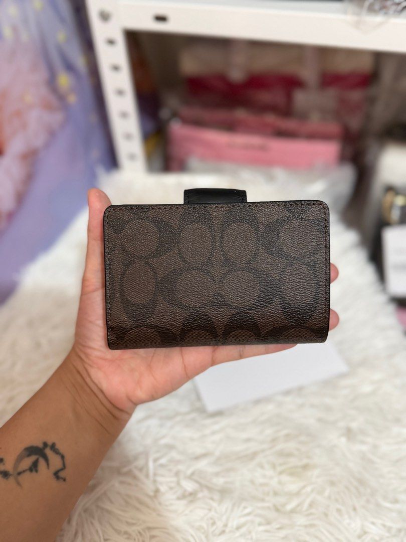 Coach medium zip corner mahogany (Category: Luxury Bags & Wallets) located in Bauang. Submitted by chictine (Listing ID 1417182579, Image 2). Description: Coach medium zip corner in mahogany Brandnew and sealed Guaranteed original or moneyback Source from US ✅Open for layaway ✅Cop/Cod accepted with minimal dp 🚌Courier: Jnt/Lbc.