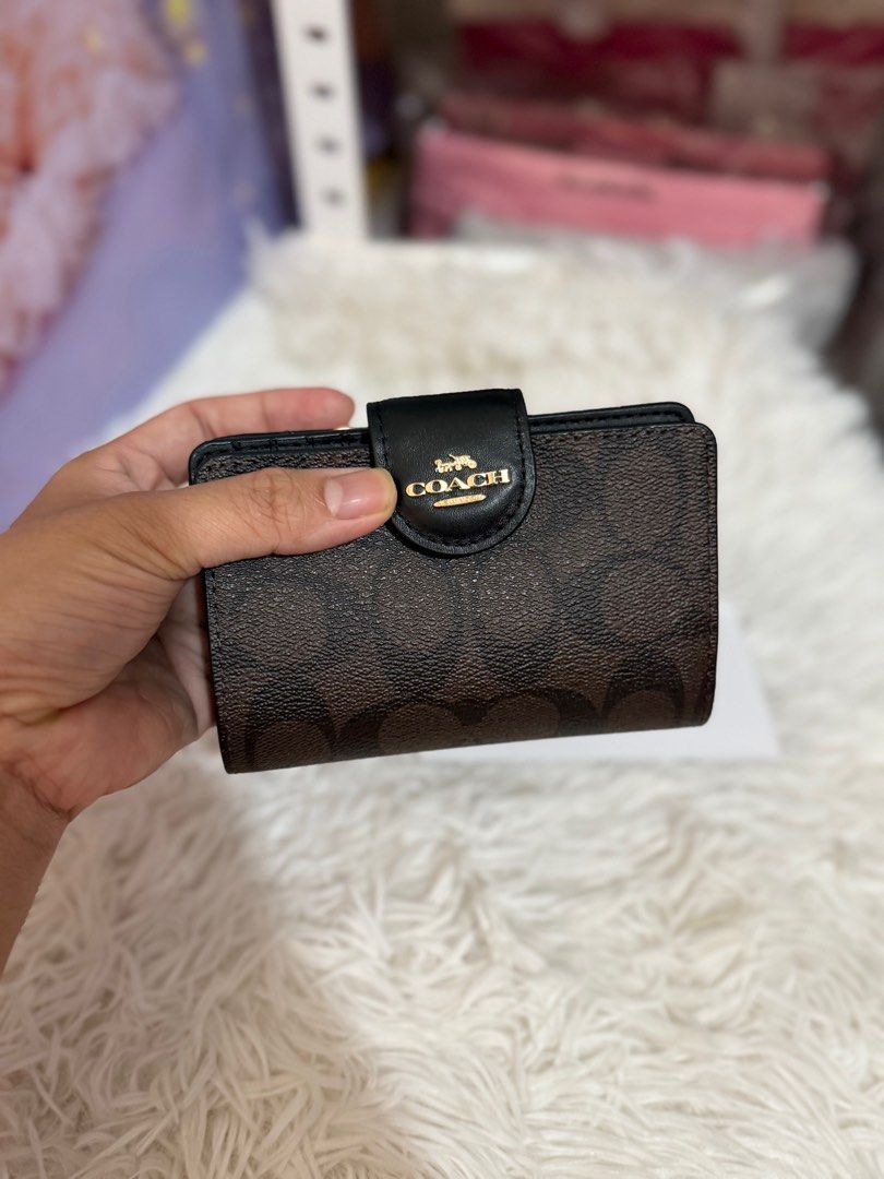 Coach medium zip corner mahogany (Category: Luxury Bags & Wallets) located in Bauang. Submitted by chictine (Listing ID 1417182579, Image 1). Description: Coach medium zip corner in mahogany Brandnew and sealed Guaranteed original or moneyback Source from US ✅Open for layaway ✅Cop/Cod accepted with minimal dp 🚌Courier: Jnt/Lbc.