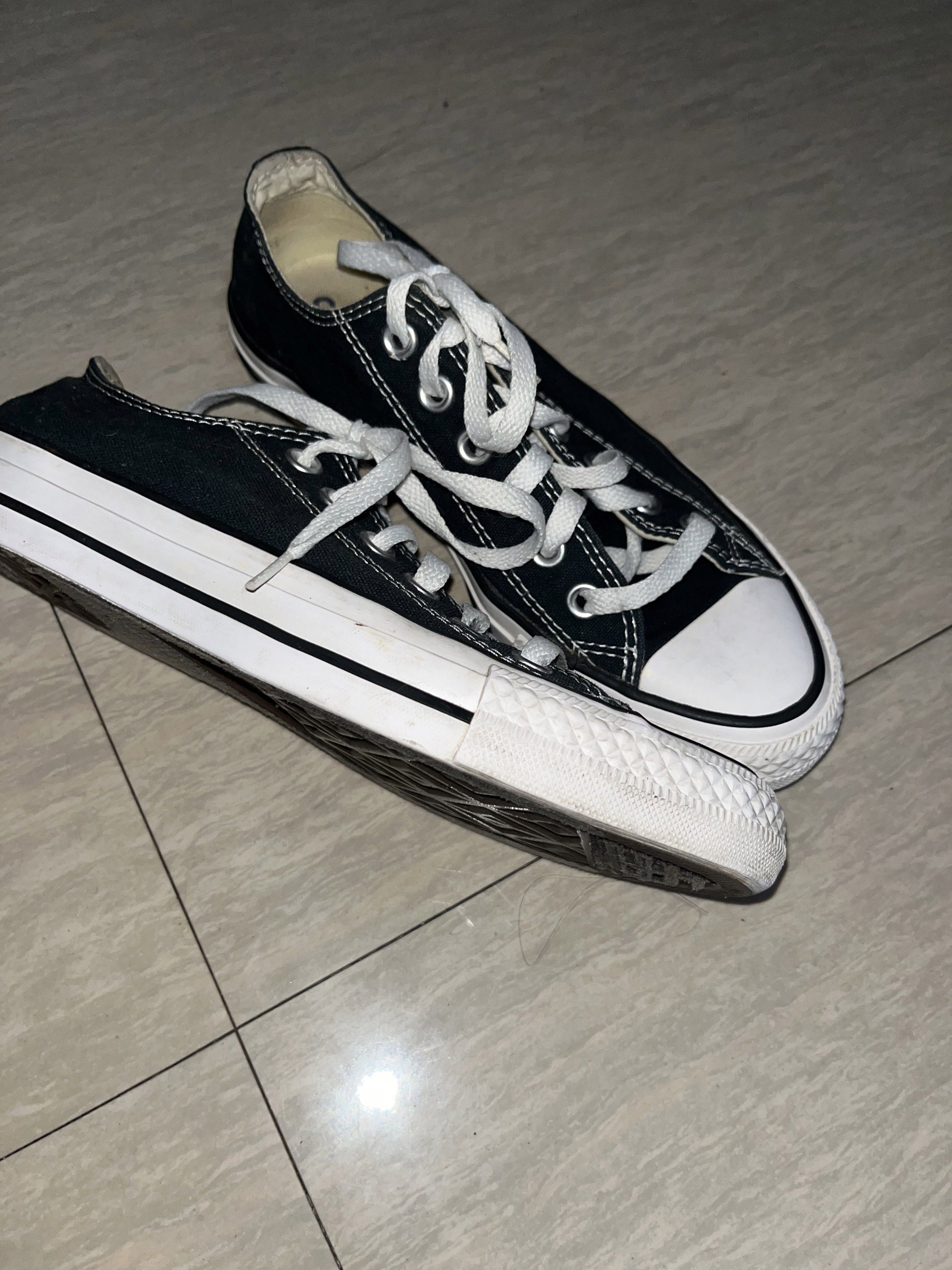 Converse All Star Low Top (Category: Sneakers) located in Lipa City. Submitted by coolthreadss (Listing ID 1417030026, Image 2). Description: • Model: Converse All Star Low Top (Oxford) • Colorway: Black / White • Condition: Luke New (Never used) • Size: Women's 7, Men's 5 • Reason for Selling (RFS): Wrong size No issues Message me for more details and pics Open for Meetup and shipping .