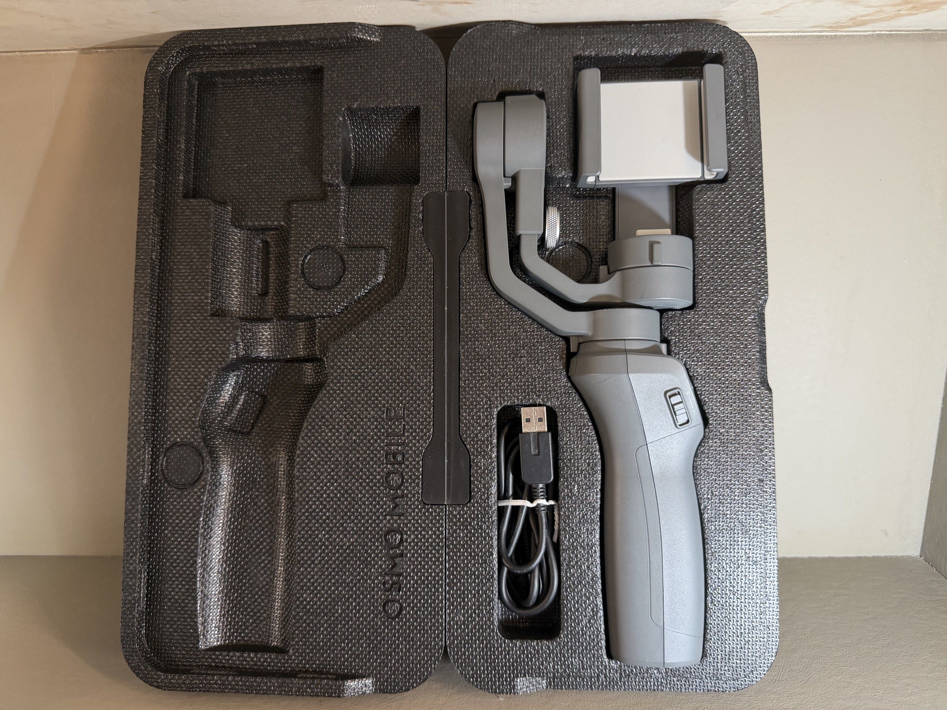 DJI Osmo Mobile 2 (Category: Gimbals & Stabilizers ) located in Manila. Submitted by penkua (Listing ID 1417155234, Image 2). Description: Used only a handful of times. Comes with original case..