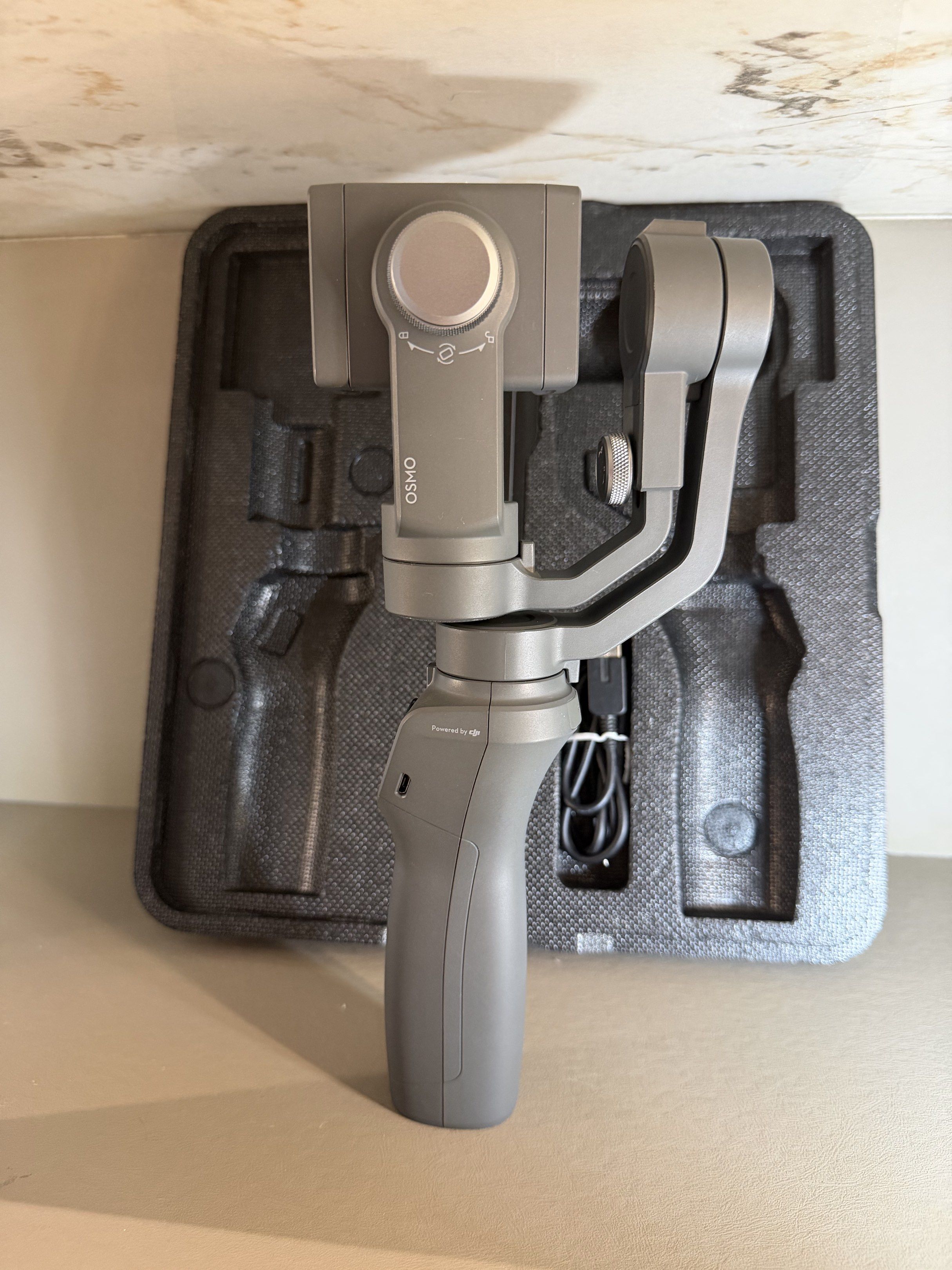 DJI Osmo Mobile 2 (Category: Gimbals & Stabilizers ) located in Manila. Submitted by penkua (Listing ID 1417155234, Image 1). Description: Used only a handful of times. Comes with original case..