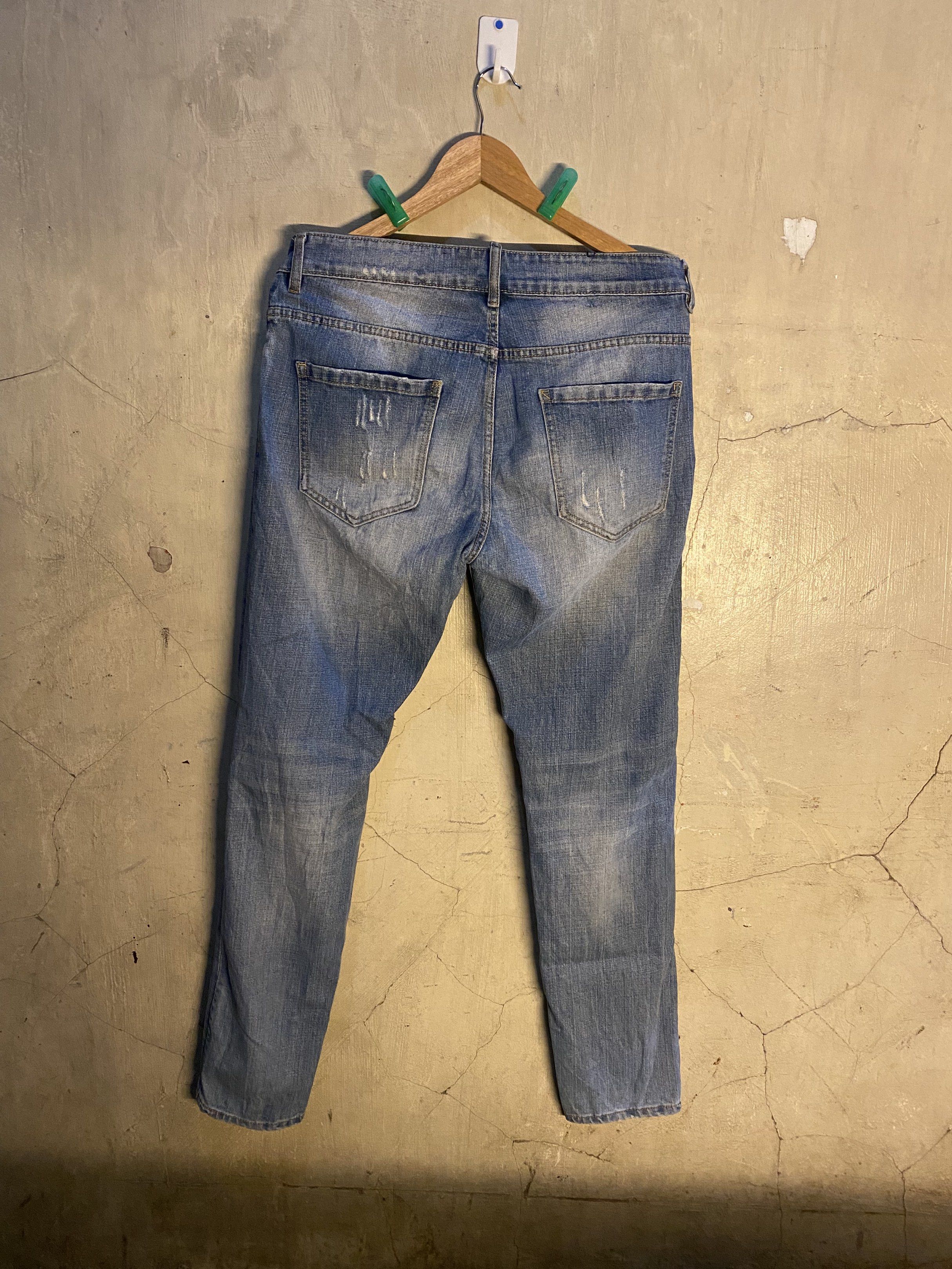 Dsquared2 Skateboard Patch Jeans (Category: Jeans) located in Pasay City. Submitted by corethrift (Listing ID 1417067716, Image 3). Description: Waist 32 Length 42 Hems 6 Very good condition All the fitting based on inches .