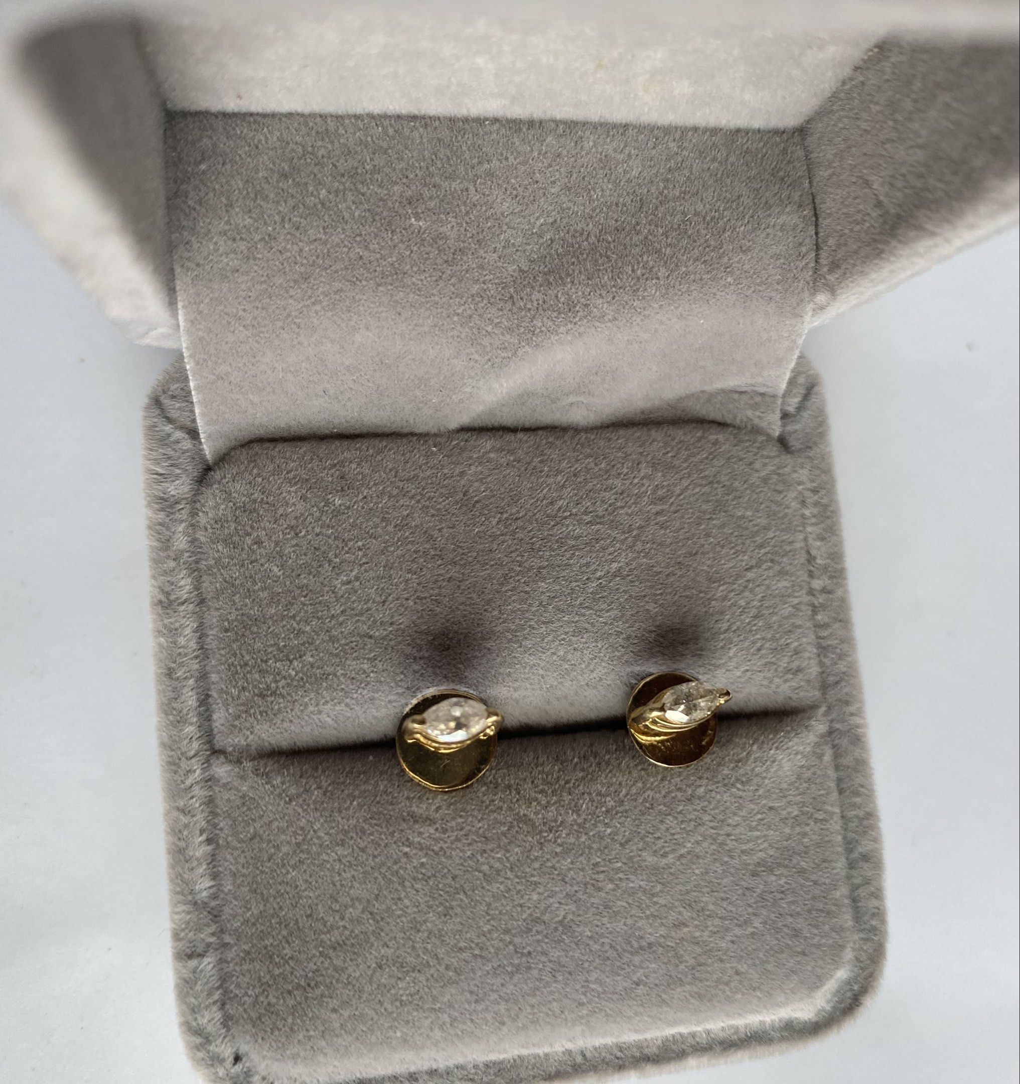 Earring Pair yellow gold w/ Natural diamonds (Category: Earrings) located in Manila. Submitted by jen_abon (Listing ID 1417074830, Image 1). Description: 💎 Earring Pair YG w/ Marquise cut of diamonds 💎 12K gold settings 💎1.3 grams 💎 no markings 💎 no certificate 💎 price is negotiable .