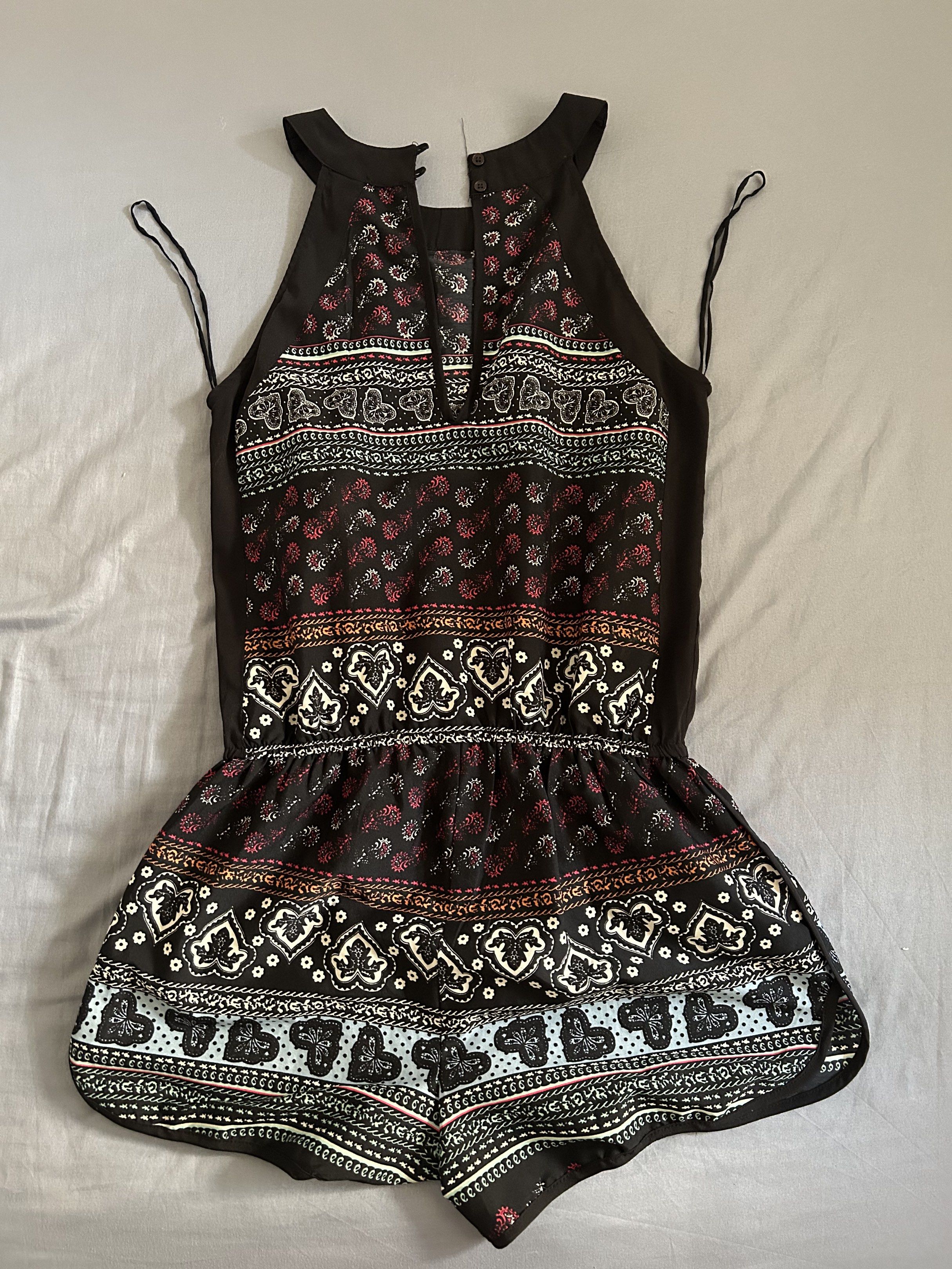 Estradivarius Romper (Category: Rompers) located in Batangas. Submitted by dusclutter (Listing ID 1417145973, Image 2). Description: RFS: Decluttering Loc: Sto tomas Batangas MOP: Gcash Shipping c/o buyer via J&T .