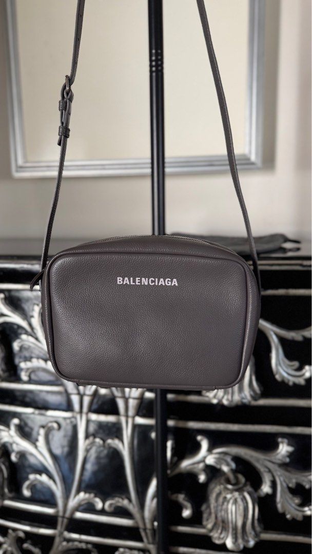 Everyday Medium 2.0 Calfskin Camera Bag (Category: Luxury Bags & Wallets) located in San Fernando. Submitted by mnlt_o (Listing ID 1417108411, Image 2). Description: Everyday Medium 2.0 Calfskin Camera Bag Dimensions (WxHxL)[cm] 25 x 17 x 6 Good as new Authentic Comes with Dustbag, Paperbag, Hang tags Location: San Fernando, Pampanga Price: 25,000 php.