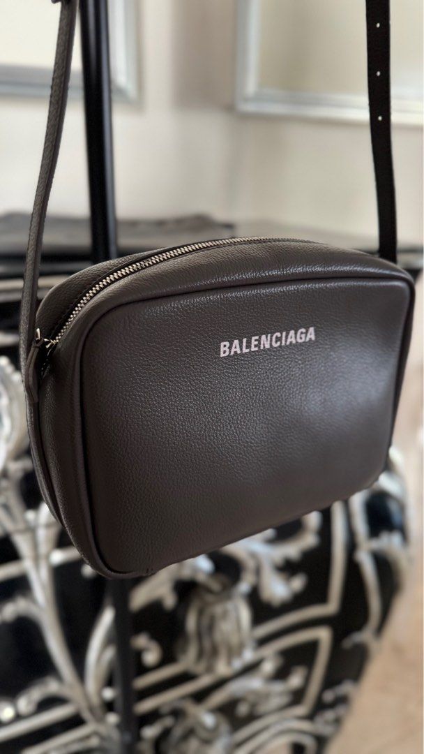 Everyday Medium 2.0 Calfskin Camera Bag (Category: Luxury Bags & Wallets) located in San Fernando. Submitted by mnlt_o (Listing ID 1417108411, Image 3). Description: Everyday Medium 2.0 Calfskin Camera Bag Dimensions (WxHxL)[cm] 25 x 17 x 6 Good as new Authentic Comes with Dustbag, Paperbag, Hang tags Location: San Fernando, Pampanga Price: 25,000 php.