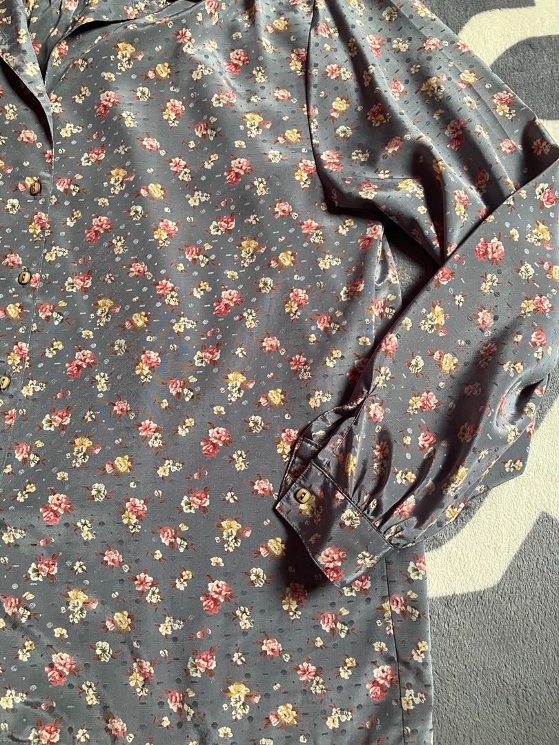 Flower patterned Blouse (Category: Blouses) located in Kuala Lumpur. Submitted by farrill (Listing ID 1417040701, Image 1). Description: Price negotiable(exclude postage) Worn twice Bundle item Material : Polyester Measurement : L-28 inch, Pit-23inch Colour : Faded denim .