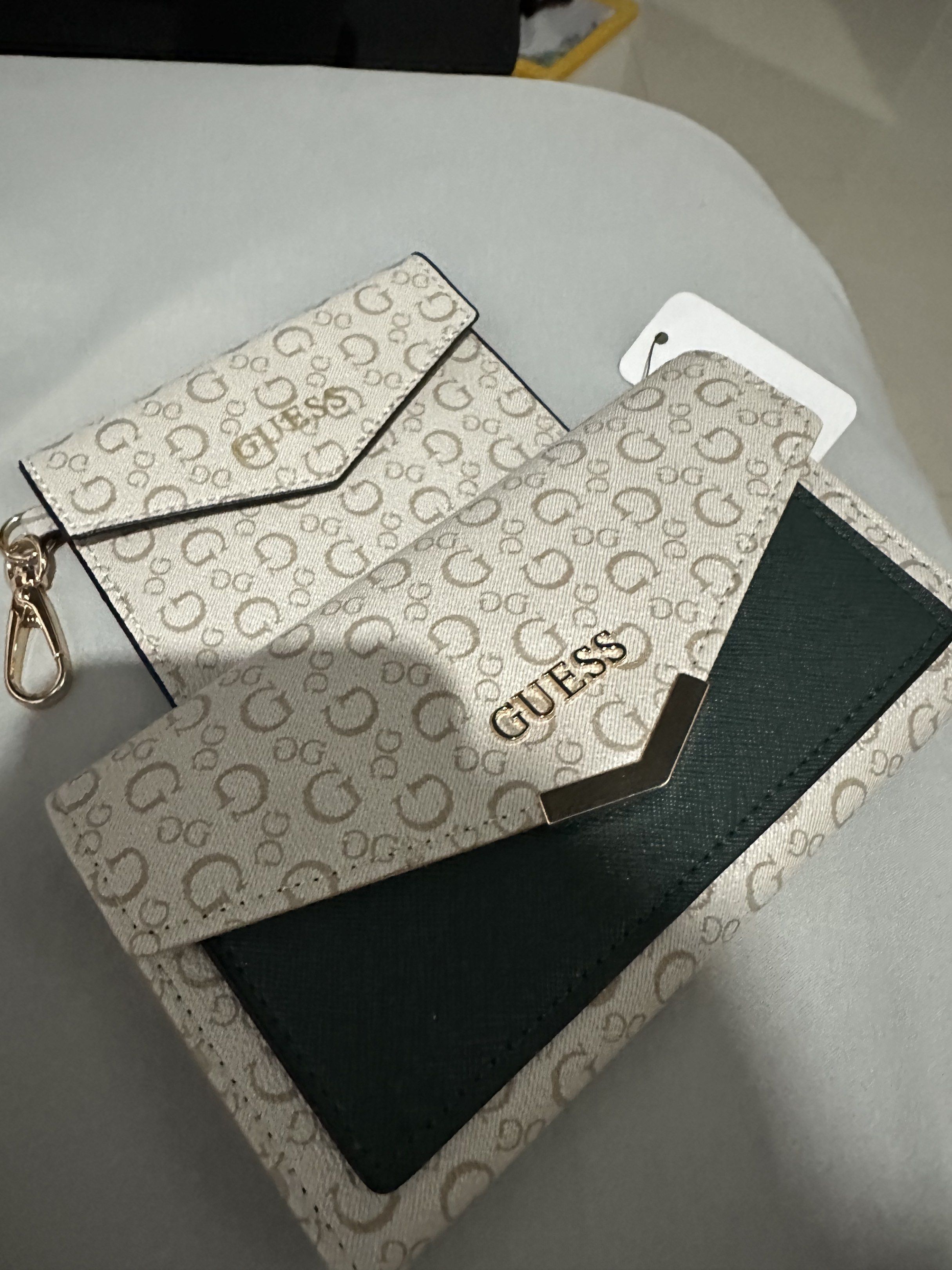 Guess Wallet and coin purse Set (Category: Wallets & Card holders) located in Makati City. Submitted by zklge (Listing ID 1417175169, Image 3). Description: .