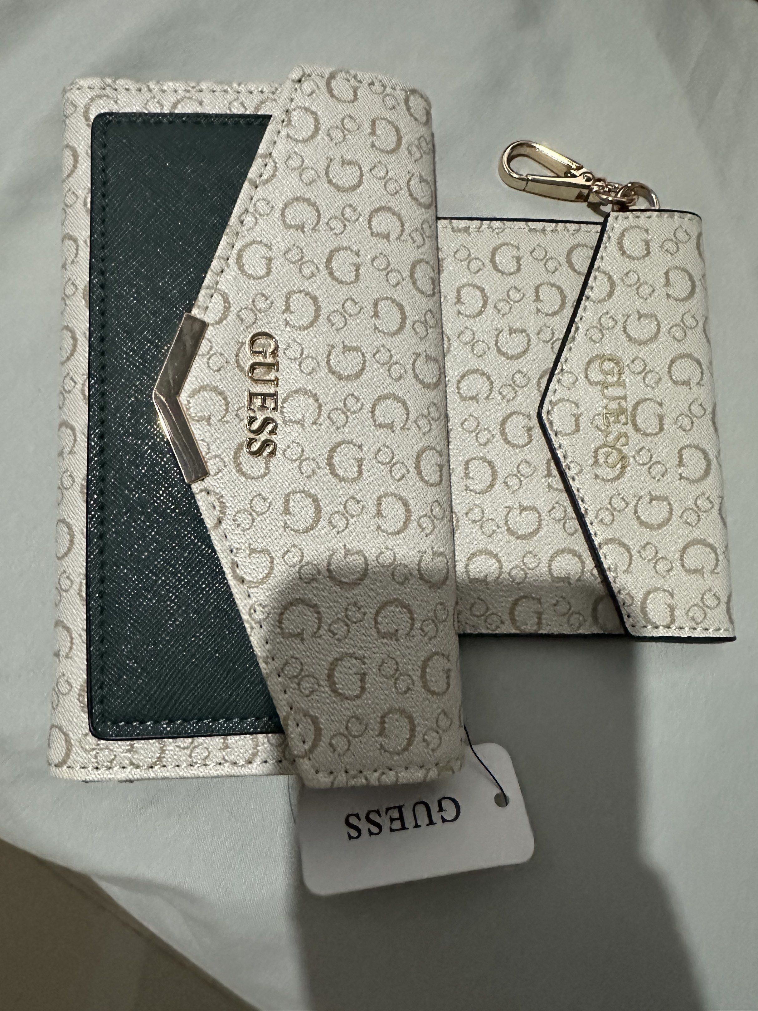 Guess Wallet and coin purse Set (Category: Wallets & Card holders) located in Makati City. Submitted by zklge (Listing ID 1417175169, Image 1). Description: .