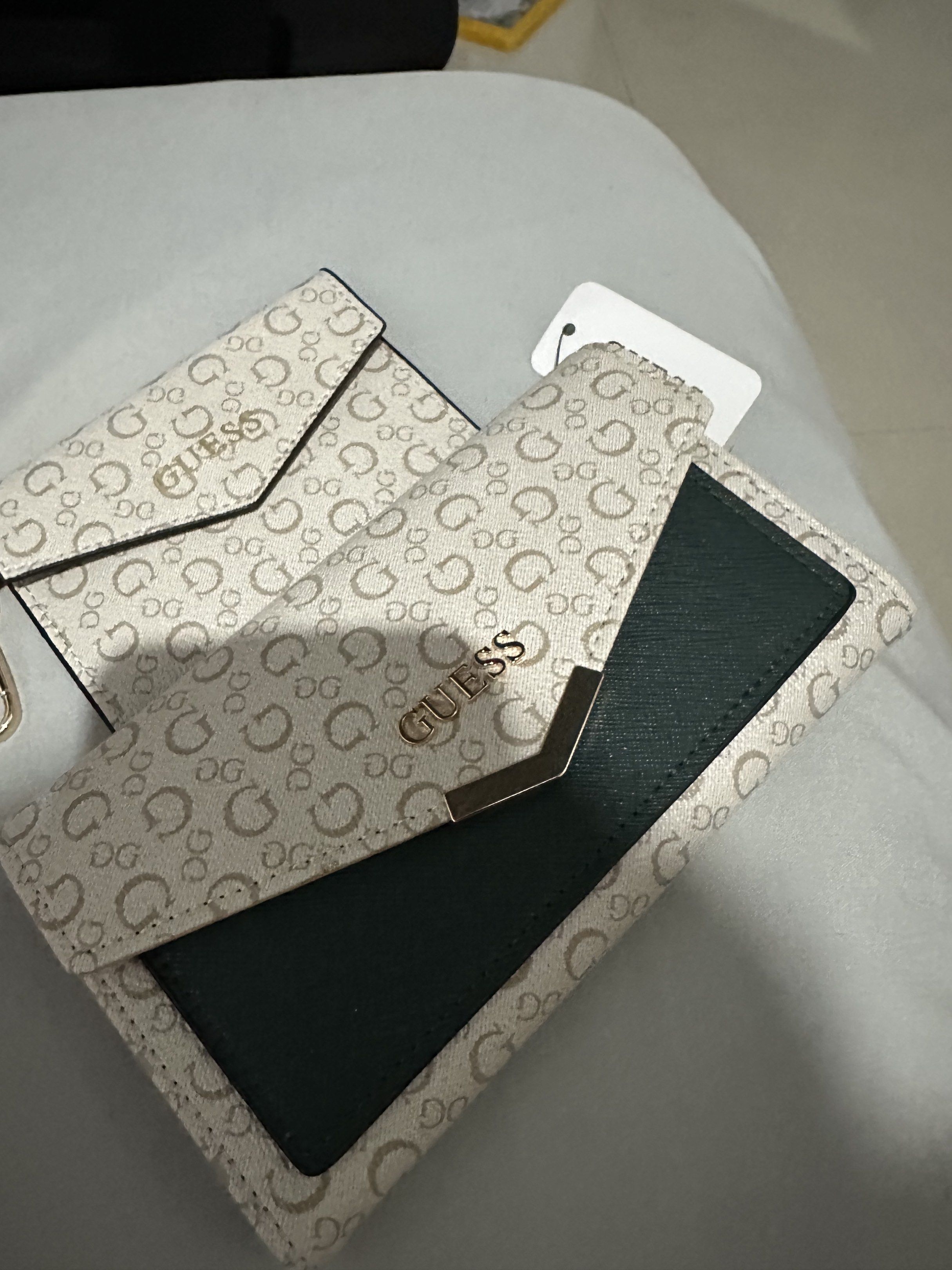Guess Wallet and coin purse Set (Category: Wallets & Card holders) located in Makati City. Submitted by zklge (Listing ID 1417175169, Image 2). Description: .