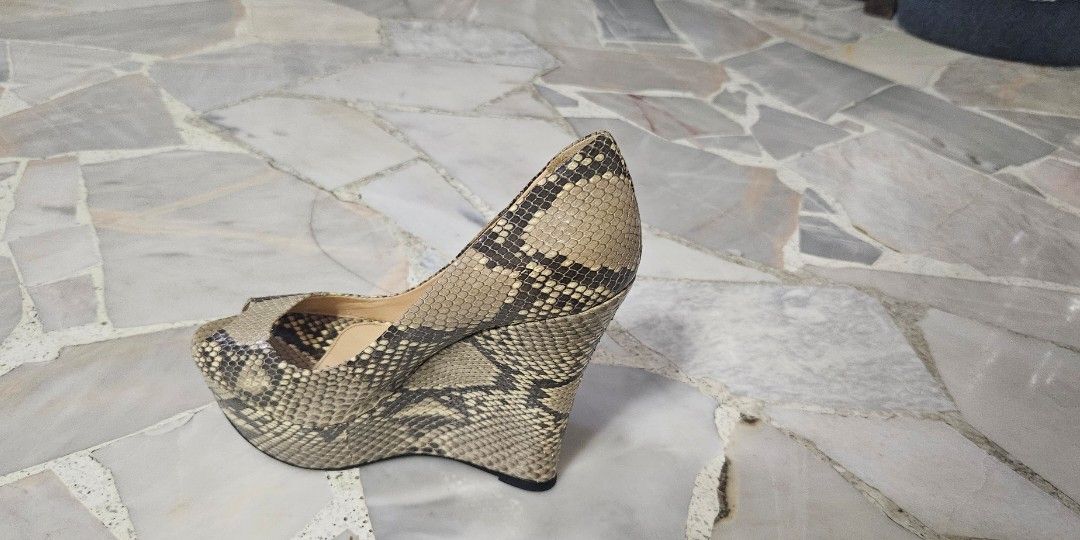 Heels (Category: Heels) located in Singapore. Submitted by sophiewan (Listing ID 1417084607, Image 3). Description: .