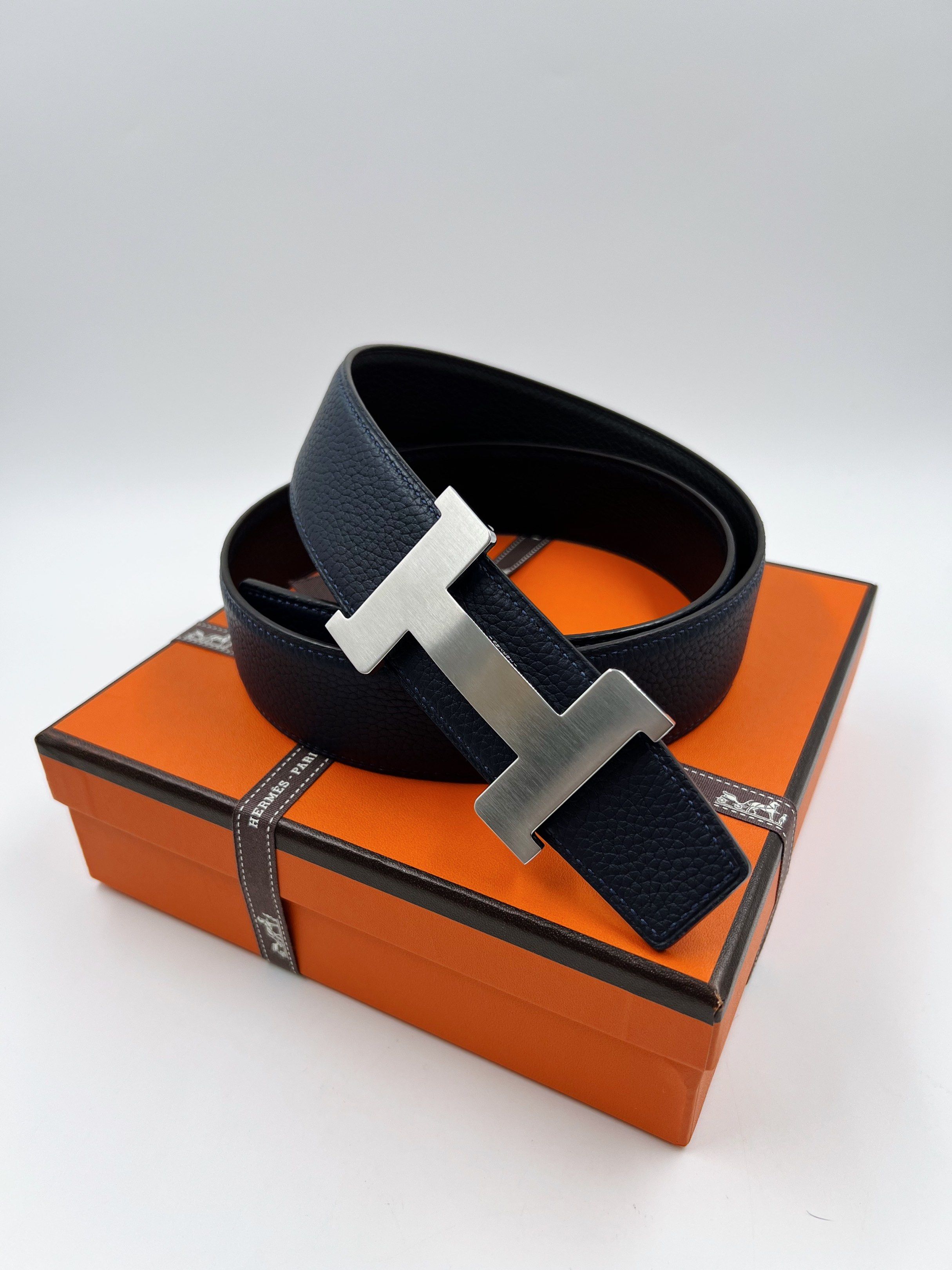 ⚜️Hermes Constance Belt (Navy/Black) Reversible (Category: Luxury Accessories) located in Makati City. Submitted by 90sangel (Listing ID 1417126570, Image 1). Description: •Item: Hermes H Revesible belt 🖤 •Size: 85-110cm x leather strap 38 mm •Condition: Excellent! Complete inclusions free paperbag. .