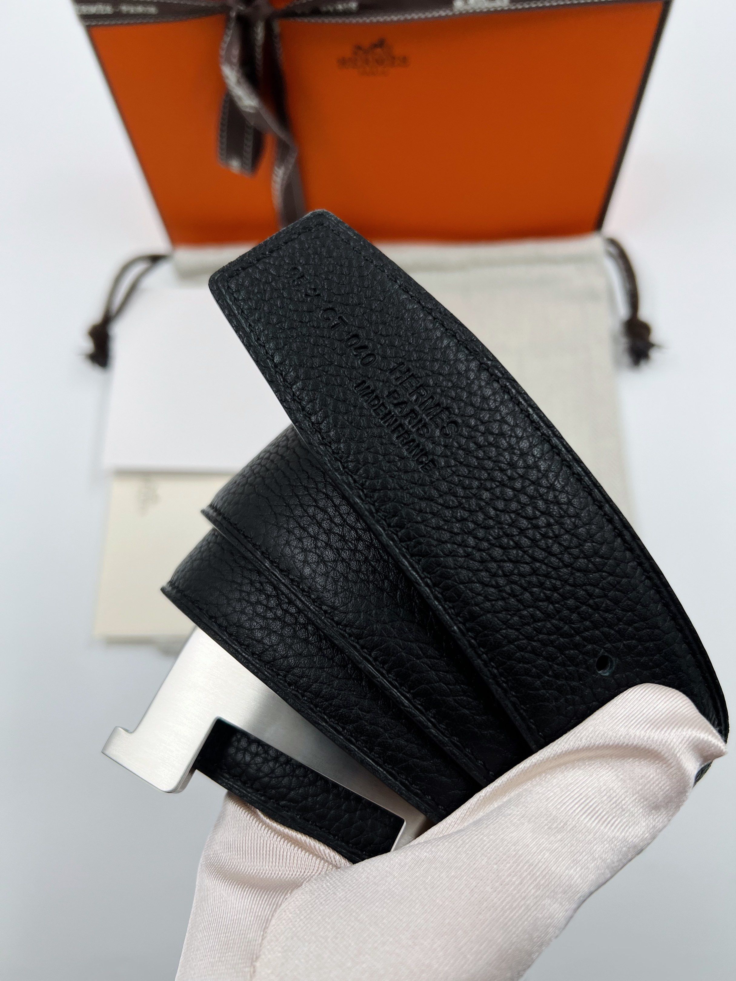 ⚜️Hermes Constance Belt (Navy/Black) Reversible (Category: Luxury Accessories) located in Makati City. Submitted by 90sangel (Listing ID 1417126570, Image 3). Description: •Item: Hermes H Revesible belt 🖤 •Size: 85-110cm x leather strap 38 mm •Condition: Excellent! Complete inclusions free paperbag. .