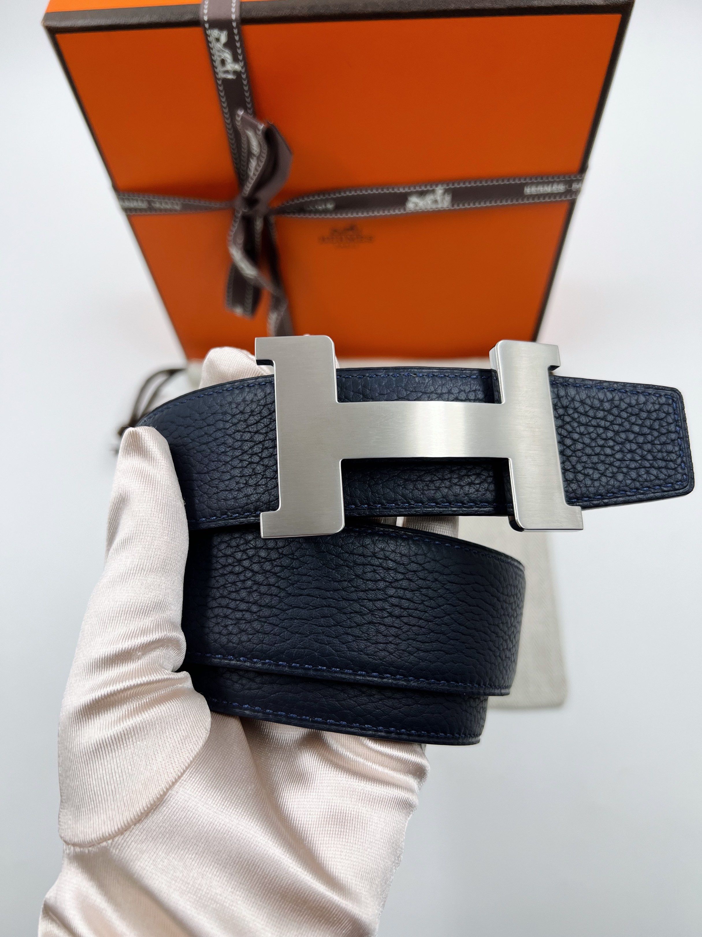 ⚜️Hermes Constance Belt (Navy/Black) Reversible (Category: Luxury Accessories) located in Makati City. Submitted by 90sangel (Listing ID 1417126570, Image 2). Description: •Item: Hermes H Revesible belt 🖤 •Size: 85-110cm x leather strap 38 mm •Condition: Excellent! Complete inclusions free paperbag. .