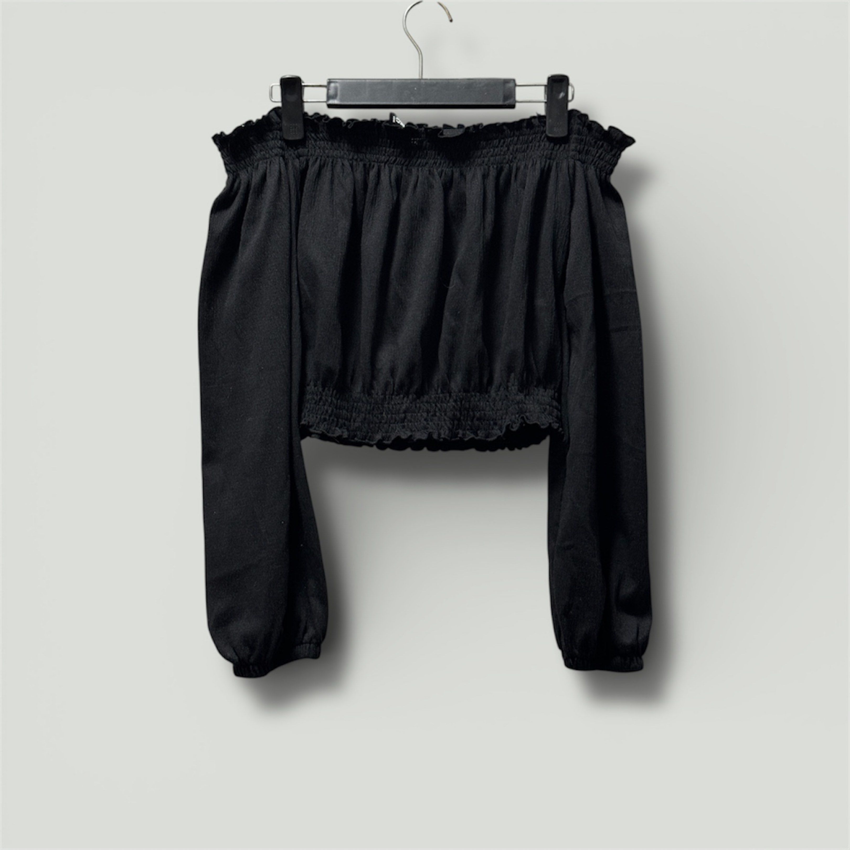 H&M Divided Off-Shoulder Crop Top (Category: Others Tops) located in Cainta. Submitted by kei_21 (Listing ID 1417130729, Image 3). Description: 📌 Closet cleanup sale Unused natambak lang sa closet - H&M Divided black off-shoulder crop top - Size: L - Features: Long sleeves, elasticated neckline and waist - Fabric: Textured - Style: Versatile, can be dressed up or down.