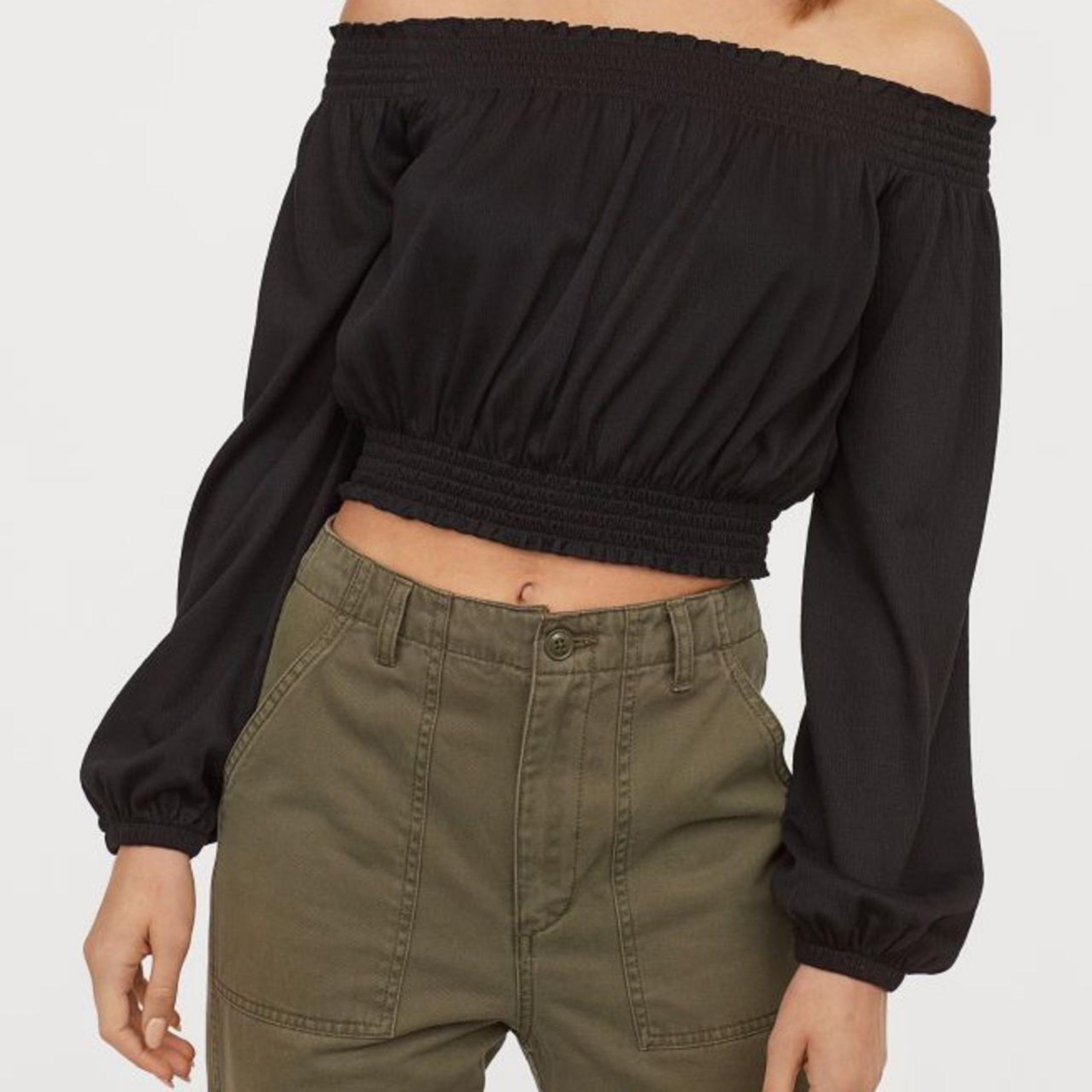 H&M Divided Off-Shoulder Crop Top (Category: Others Tops) located in Cainta. Submitted by kei_21 (Listing ID 1417130729, Image 1). Description: 📌 Closet cleanup sale Unused natambak lang sa closet - H&M Divided black off-shoulder crop top - Size: L - Features: Long sleeves, elasticated neckline and waist - Fabric: Textured - Style: Versatile, can be dressed up or down.