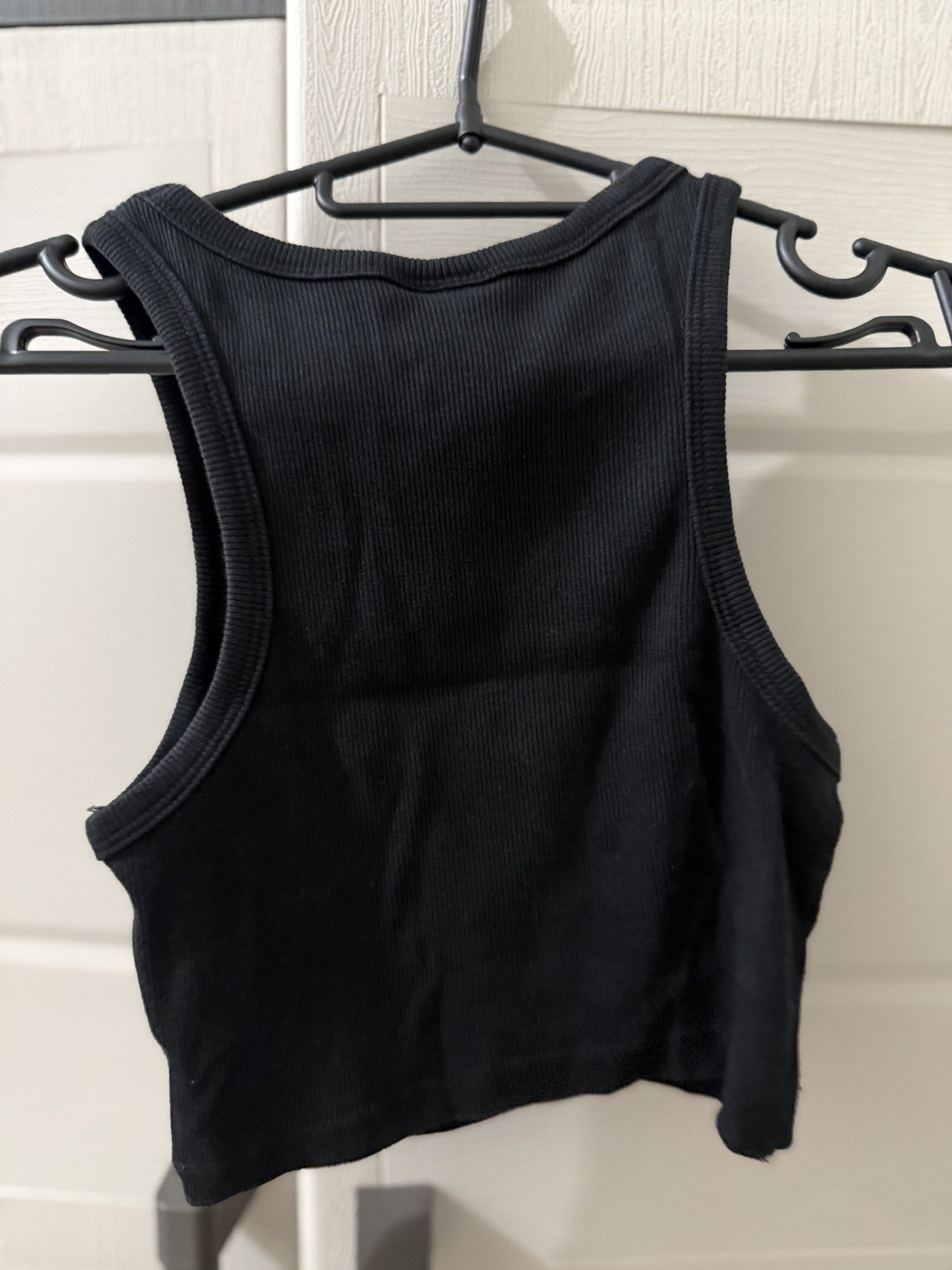 H&M Ribbed Crop Top - XS (Category: Sleeveless) located in Manila. Submitted by ivelllllllll (Listing ID 1417152458, Image 2). Description: -H&M Black Cropped Tank Top -Size: XS (sits above the belly button, reference height is 5'4) RFS: Decluttering.