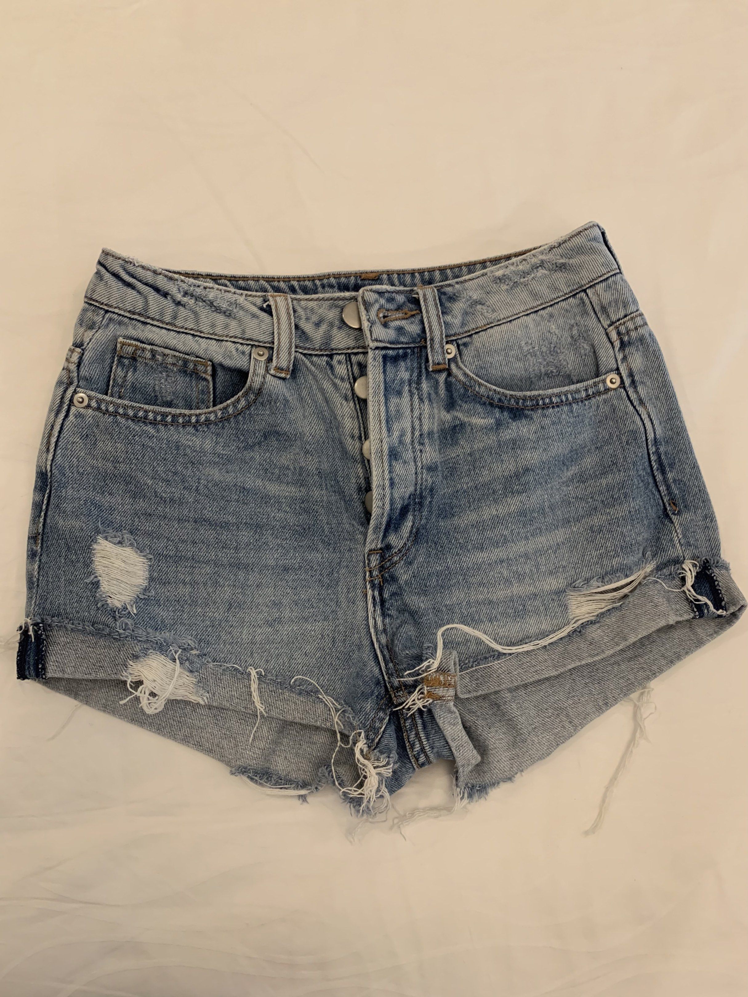 H&m shorts (Category: Shorts) located in Davao. Submitted by audstuff (Listing ID 1417086709, Image 1). Description: No flaws Size 34.