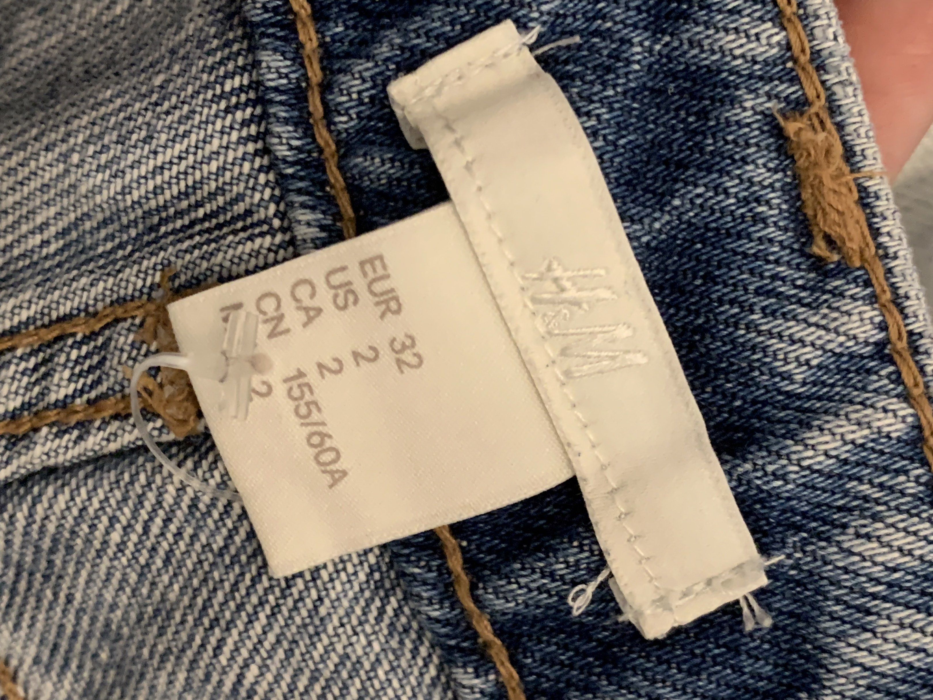 H&m shorts (Category: Shorts) located in Davao. Submitted by audstuff (Listing ID 1417086709, Image 2). Description: No flaws Size 34.