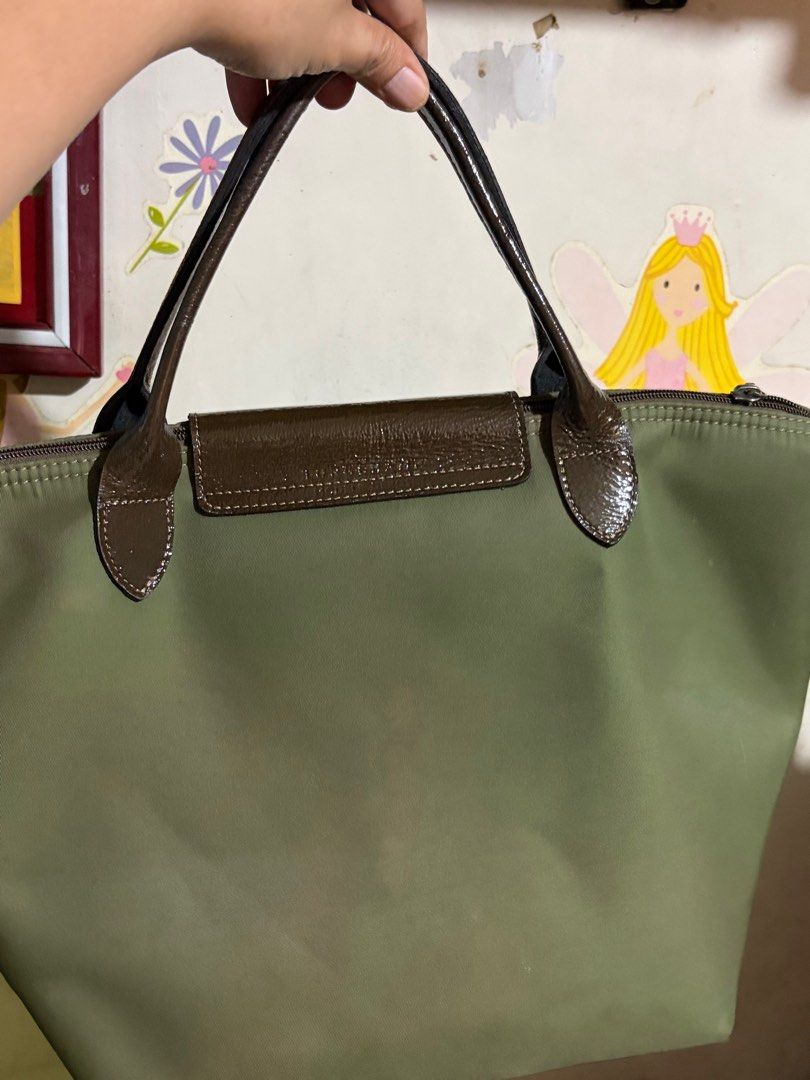 Long Champ Olive Green SSH (Category: Luxury Bags & Wallets) located in Manila. Submitted by carou68288 (Listing ID 1417096333, Image 2). Description: Slightly used Sign of usage 100% original Bought 8k Olive green Small Short Handle Clean inside Need linis lang outside .