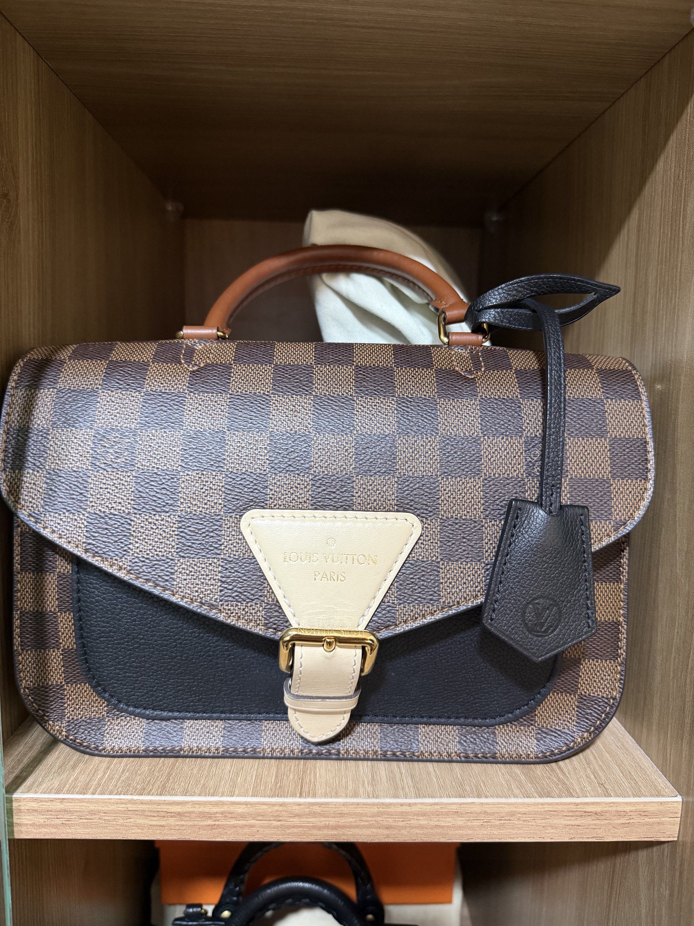 Pre-loved Louis Vuitton Beaumarchais Handbag (Category: Luxury Bags & Wallets) located in Quezon City. Submitted by janabl (Listing ID 1417133134, Image 1). Description: Pre-loved Louis Vuitton Damier Ebene Beaumarchais Satchel Bag Complete with dust bag, box, receipt and paper bag RFS: Decluttering - Louis Vuitton Beaumarchais handbag - Damier Ebene canvas - Black leather flap - Top handles t - Detachable shoulder strap - Gold-tone buckle closur