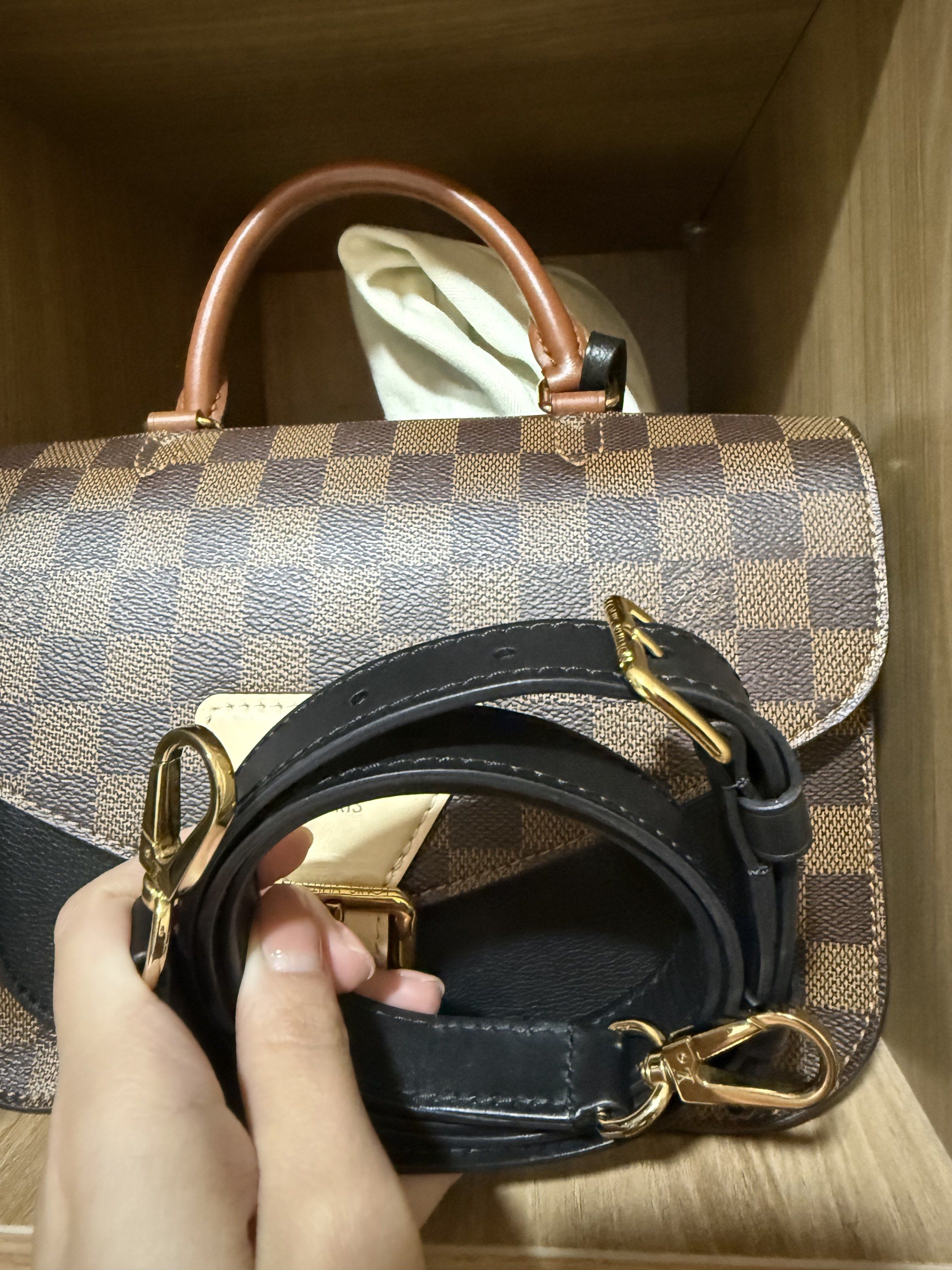 Pre-loved Louis Vuitton Beaumarchais Handbag (Category: Luxury Bags & Wallets) located in Quezon City. Submitted by janabl (Listing ID 1417133134, Image 2). Description: Pre-loved Louis Vuitton Damier Ebene Beaumarchais Satchel Bag Complete with dust bag, box, receipt and paper bag RFS: Decluttering - Louis Vuitton Beaumarchais handbag - Damier Ebene canvas - Black leather flap - Top handles t - Detachable shoulder strap - Gold-tone buckle closur