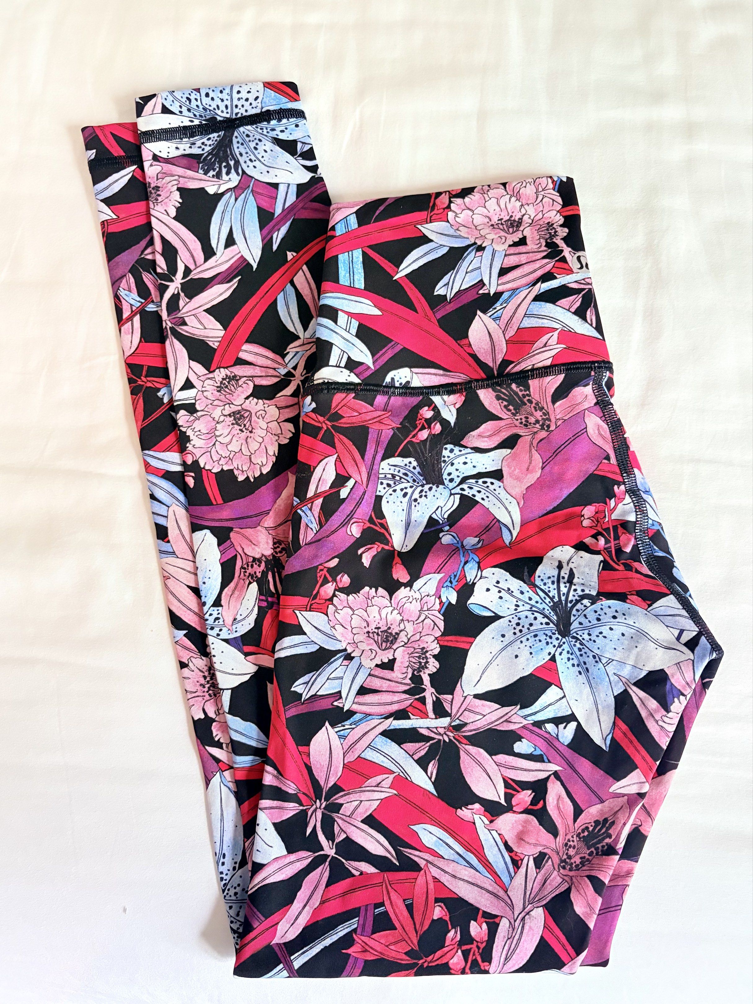 Lululemon Floral Leggings Size 4 (Category: Activewear) located in Makati City. Submitted by holareich (Listing ID 1417044723, Image 2). Description: - Lululemon leggings - Size 4 - Eye-catching floral print - High-waist design - Ideal for yoga and fitness activities - Comfortable fit - Guaranteed authentic Rfs: decluttering.