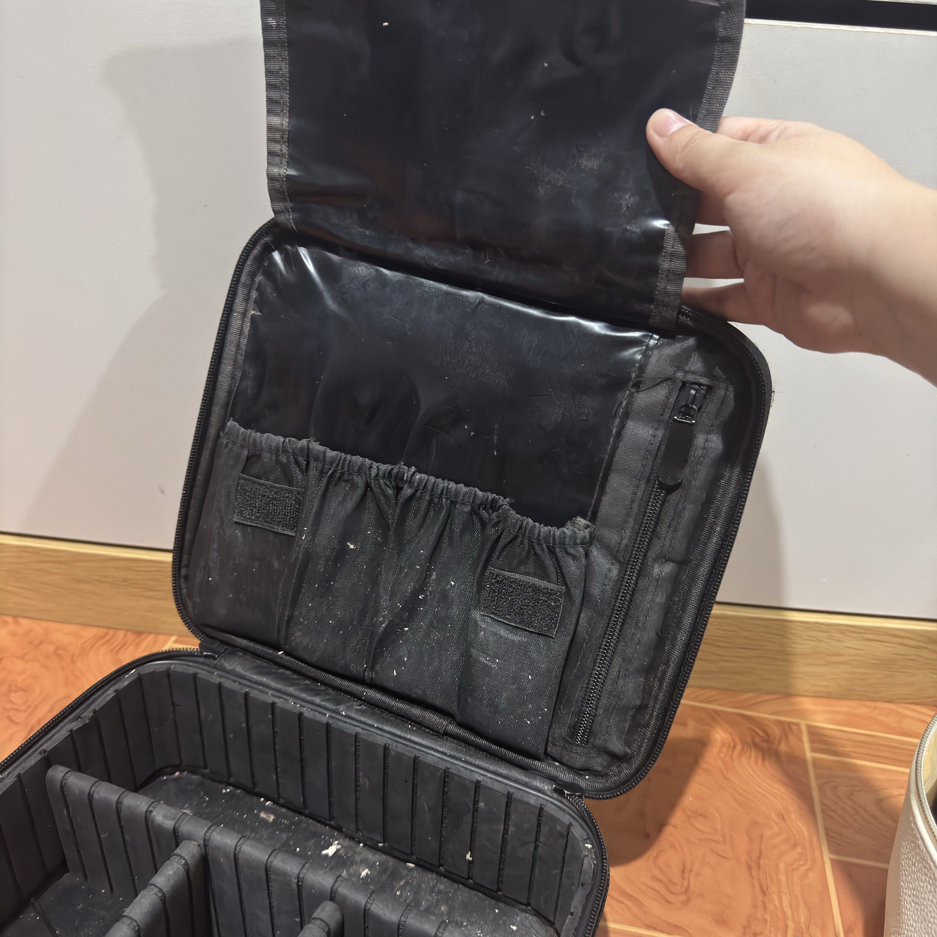 Makeup Bag Organizer (Category: Makeup) located in Caloocan City. Submitted by blessedclothingph (Listing ID 1417079378, Image 3). Description: Selling as is. Needs cleaning. Shipping via Gogoexpress or Lalamove. Location: North Caloocan City Payment via Maribank, GoTyme or Gcash only :).