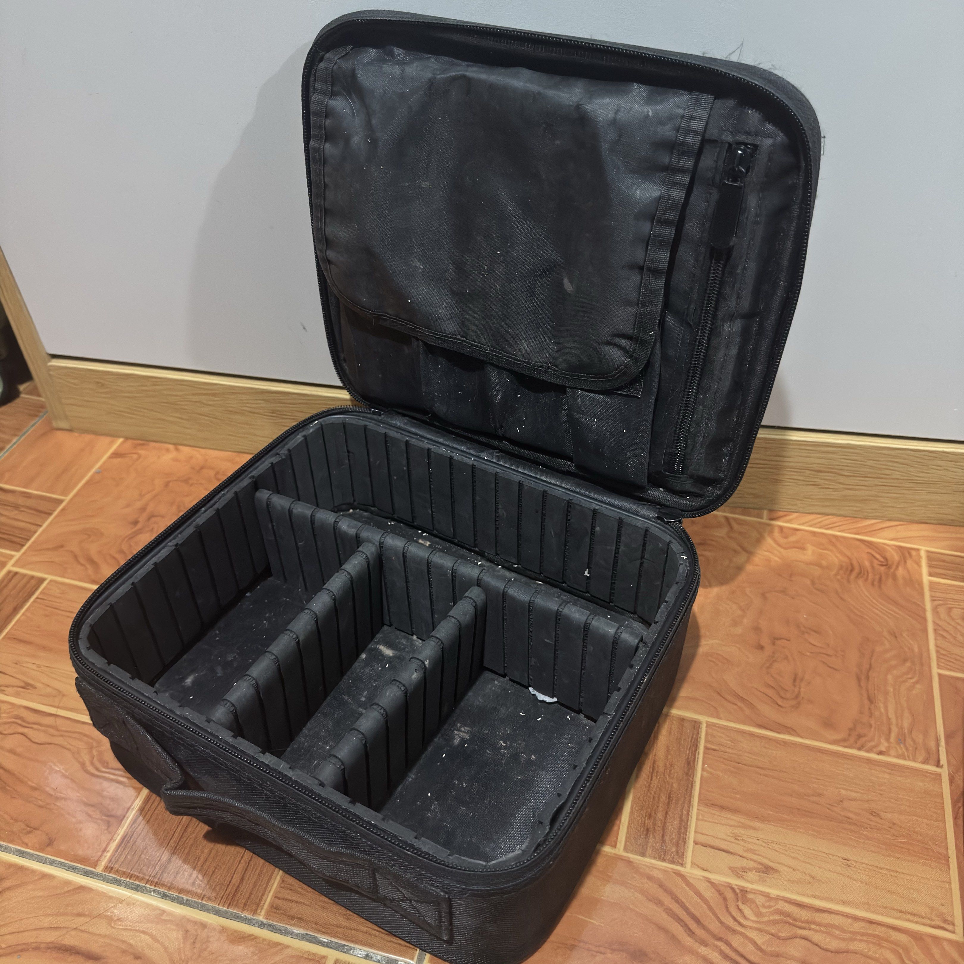 Makeup Bag Organizer (Category: Makeup) located in Caloocan City. Submitted by blessedclothingph (Listing ID 1417079378, Image 2). Description: Selling as is. Needs cleaning. Shipping via Gogoexpress or Lalamove. Location: North Caloocan City Payment via Maribank, GoTyme or Gcash only :).