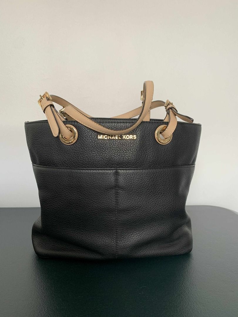 Michael Kors Bedford Medium Pebbled Leather Tote-Black (Category: Luxury Bags & Wallets) located in Pasig City. Submitted by sc0f1eld (Listing ID 1417200465, Image 1). Description: Size: 35.56 cm (W) × 25.4 cm (H) × 12.7 cm (D) Shoulder straps: 27.31 cm 100% Pebbled Leather Gold-Tone Hardware Location: High Street South, Pasig or Mayamot Antipolo Buyer will shoulder the delivery fee.