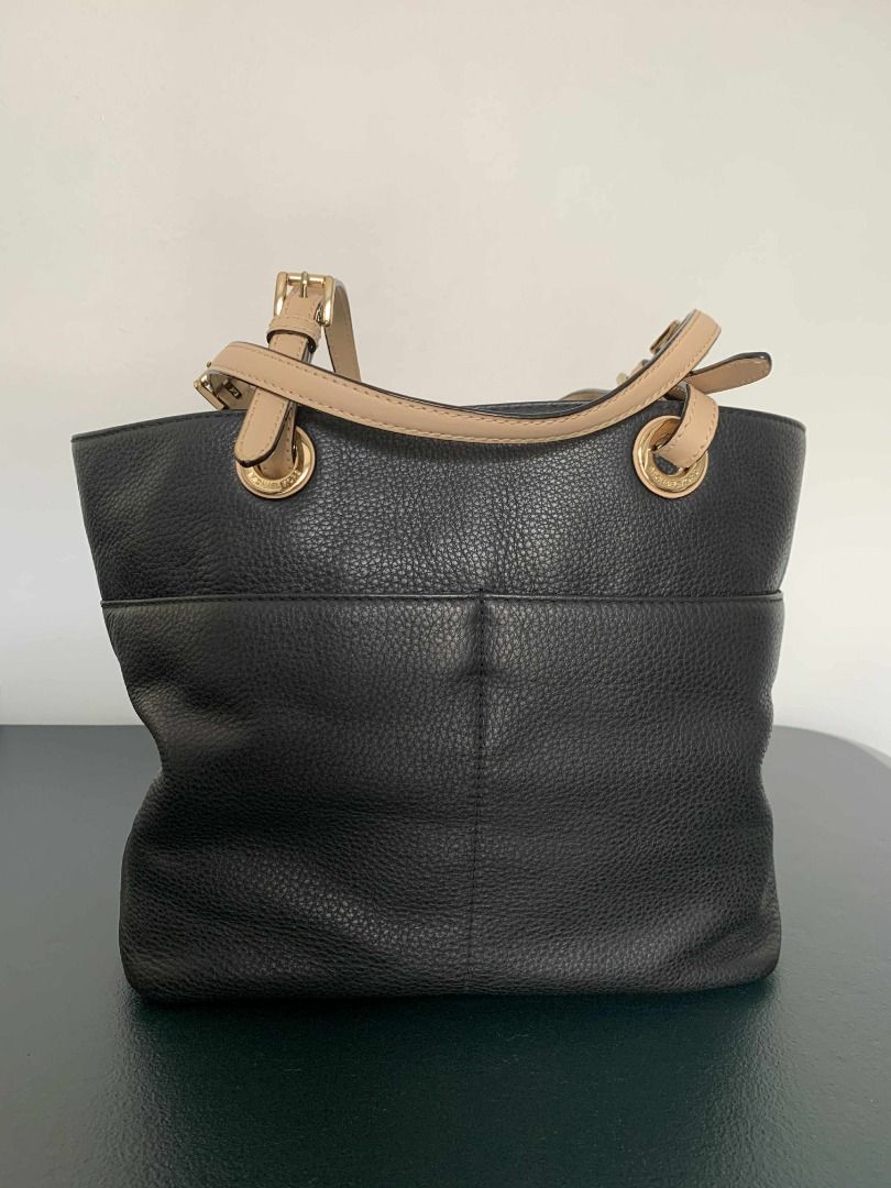 Michael Kors Bedford Medium Pebbled Leather Tote-Black (Category: Luxury Bags & Wallets) located in Pasig City. Submitted by sc0f1eld (Listing ID 1417200465, Image 2). Description: Size: 35.56 cm (W) × 25.4 cm (H) × 12.7 cm (D) Shoulder straps: 27.31 cm 100% Pebbled Leather Gold-Tone Hardware Location: High Street South, Pasig or Mayamot Antipolo Buyer will shoulder the delivery fee.