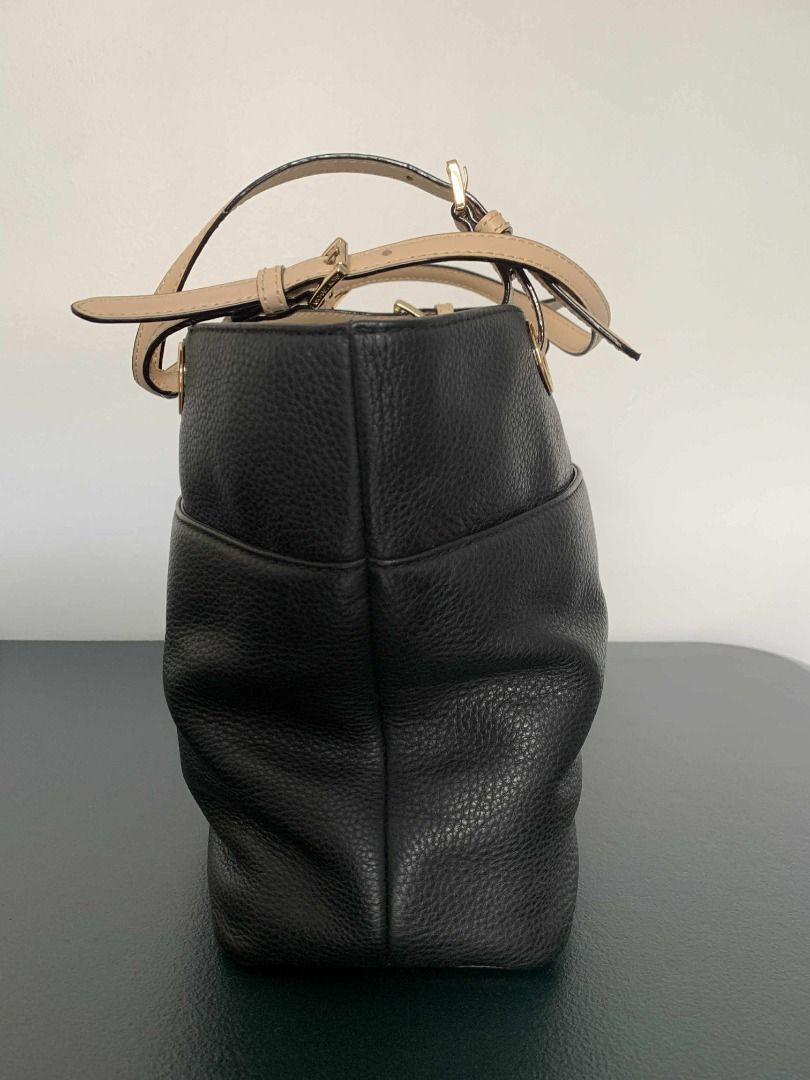 Michael Kors Bedford Medium Pebbled Leather Tote-Black (Category: Luxury Bags & Wallets) located in Pasig City. Submitted by sc0f1eld (Listing ID 1417200465, Image 3). Description: Size: 35.56 cm (W) × 25.4 cm (H) × 12.7 cm (D) Shoulder straps: 27.31 cm 100% Pebbled Leather Gold-Tone Hardware Location: High Street South, Pasig or Mayamot Antipolo Buyer will shoulder the delivery fee.