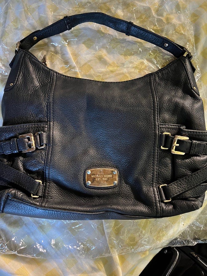 Michael Kors Hobo bag (Category: Luxury Bags & Wallets) located in Vintar. Submitted by layla.ly (Listing ID 1417094984, Image 2). Description: MOP: Gcash/Gotyme MOD: Jnt Can fit an 11” Ipad Hardware needs some cleaning .