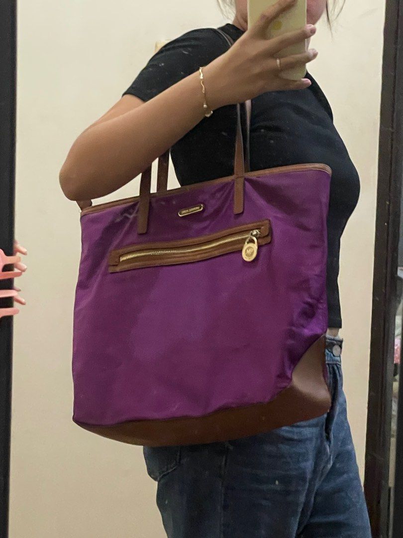 Michael Kors Large Nylon Bag (Category: Luxury Bags & Wallets) located in Manila. Submitted by declutteredbyalex (Listing ID 1417154975, Image 1). Description: - Take note that the bag has a few flaws as it is used a few times only, handled with care. But not noticeable. - Has many pockets and compartments inside. - Can fit your laptop and water bottle (for reference: kumasya 32 oz owala water bottle ko Mode of Payment: Gcash, Bank Transfer Mode 
