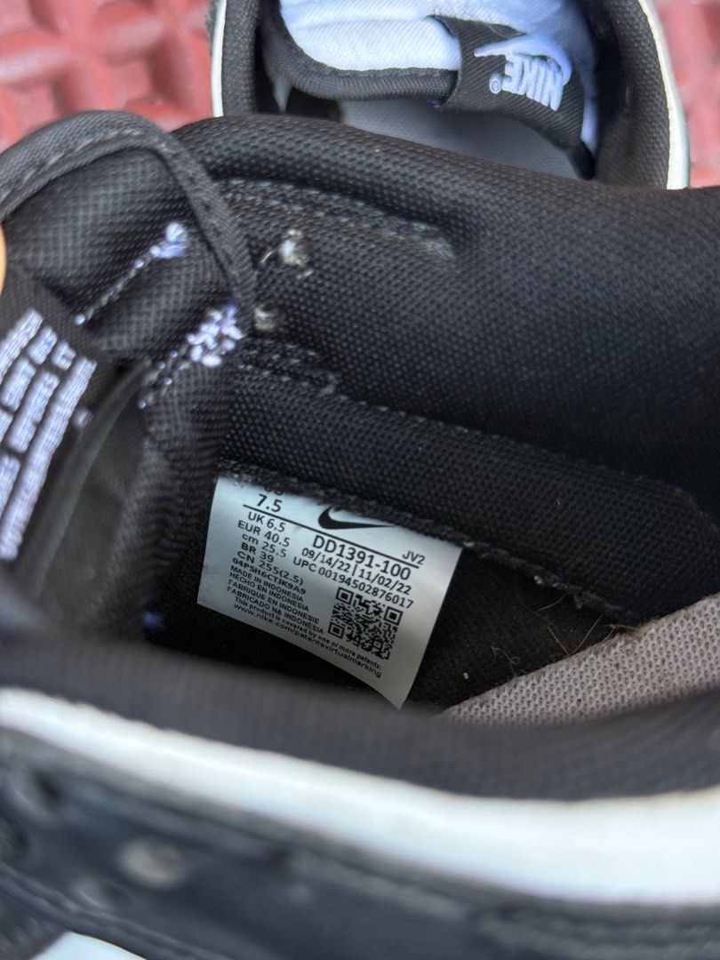 Nike Dunk Low Black White (Category: Sneakers) located in Sison. Submitted by d_archive (Listing ID 1417111742, Image 3). Description: -needs cleaning -no heel drags.