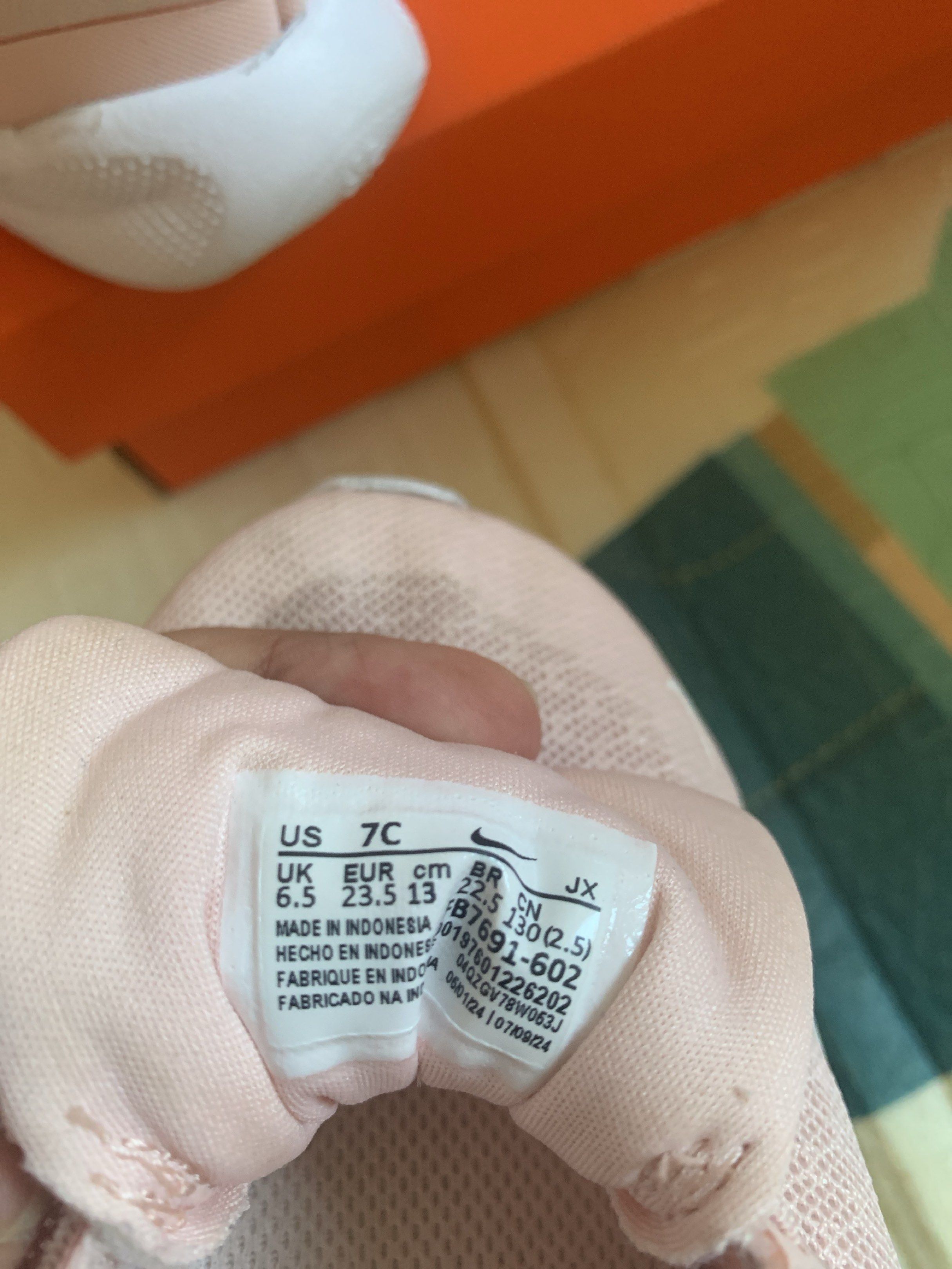 Nike Revolution 7 (7c) (Category: Babies & Kids Fashion) located in Arayat. Submitted by khayrence (Listing ID 1417108663, Image 2). Description: Nike Revolution 7 toddler Echo Pink color Size 7c / 13cm/euro 23.5 Lightly use with box no flaws. Needs cleaning .