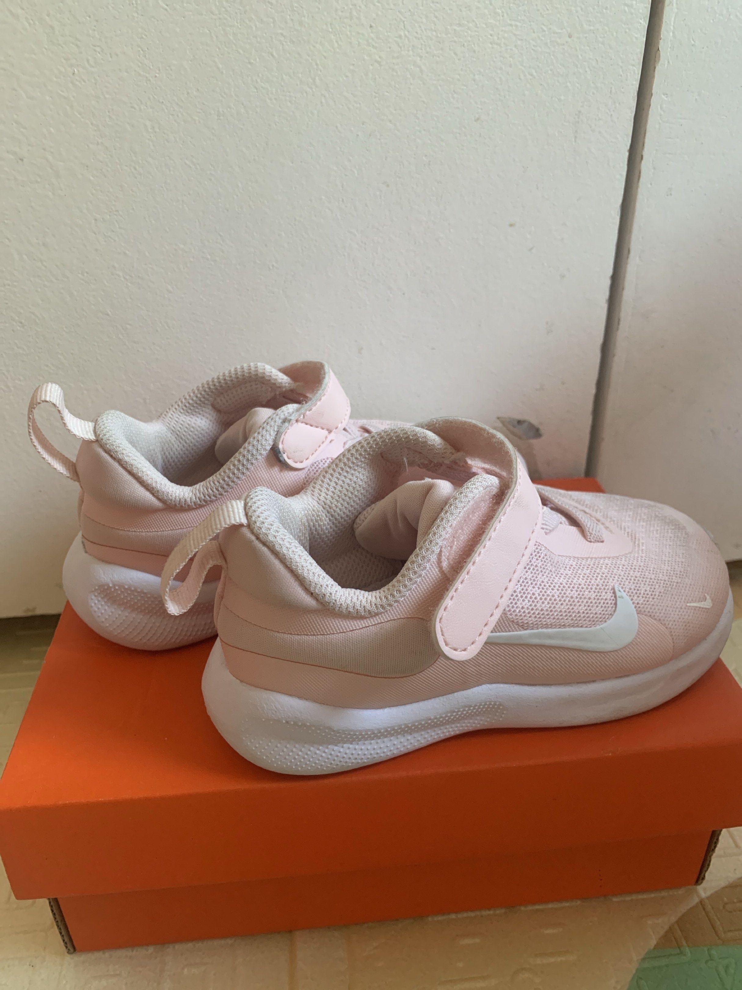 Nike Revolution 7 (7c) (Category: Babies & Kids Fashion) located in Arayat. Submitted by khayrence (Listing ID 1417108663, Image 3). Description: Nike Revolution 7 toddler Echo Pink color Size 7c / 13cm/euro 23.5 Lightly use with box no flaws. Needs cleaning .