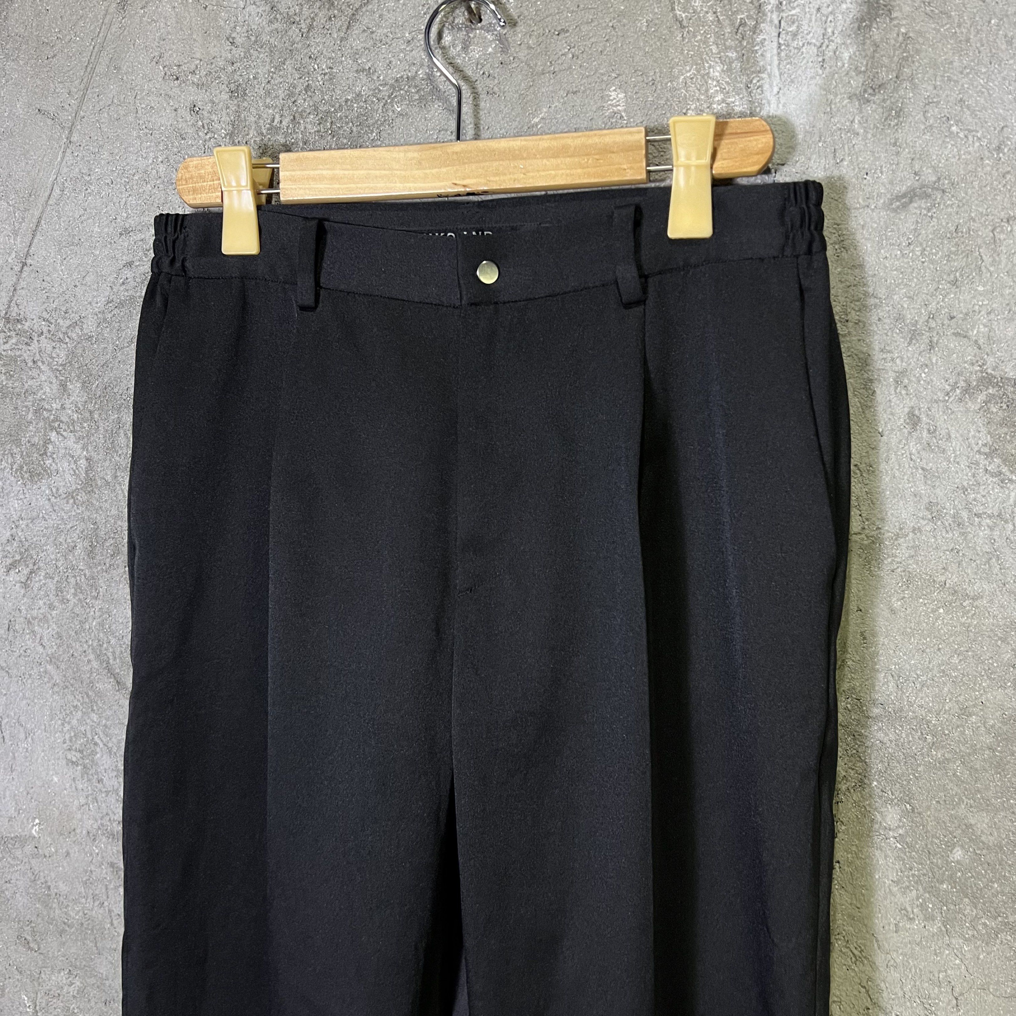 Niko And Easy Pleated Pants (Category: Chinos) located in Quezon City. Submitted by cityboycrates_ph (Listing ID 1417189663, Image 2). Description: Size: 3 32" waist 38" length Material: Polyster Made In: China Condition: Excellent Color rate: 9.5/10 Issue: None Take a quick moment to double-check the size & condition. Once an order is placed and confirmed, we may not be able to make changes or offer cancellations/refunds We want you to love what
