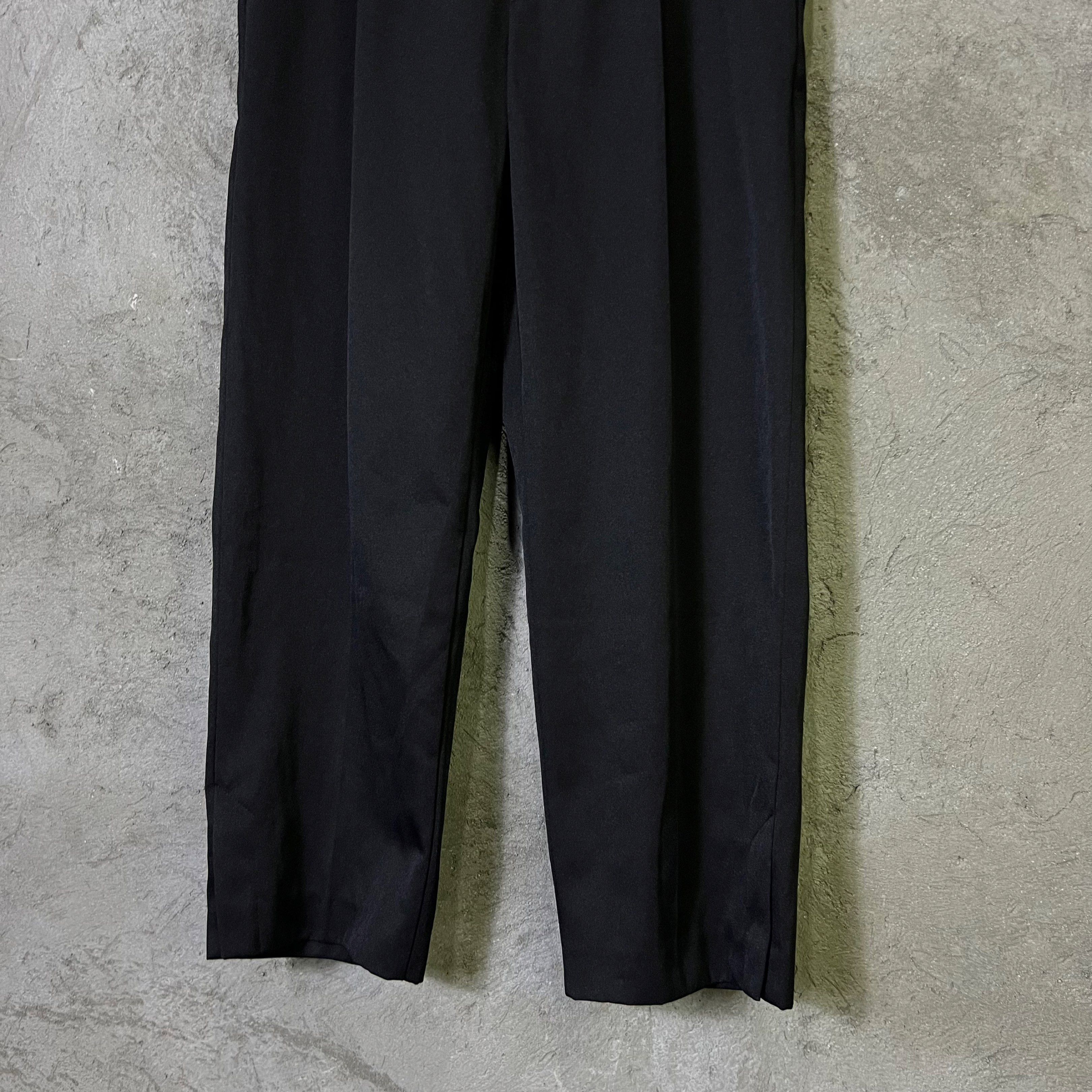Niko And Easy Pleated Pants (Category: Chinos) located in Quezon City. Submitted by cityboycrates_ph (Listing ID 1417189663, Image 3). Description: Size: 3 32" waist 38" length Material: Polyster Made In: China Condition: Excellent Color rate: 9.5/10 Issue: None Take a quick moment to double-check the size & condition. Once an order is placed and confirmed, we may not be able to make changes or offer cancellations/refunds We want you to love what
