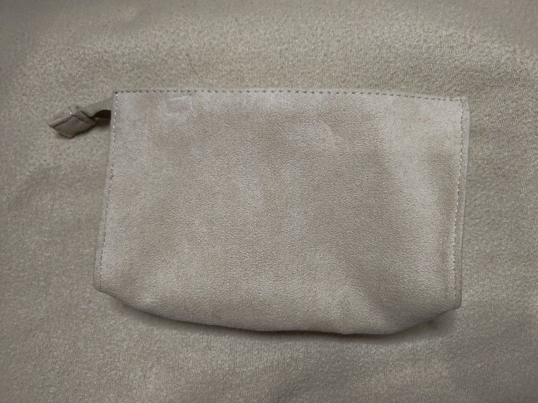 Nino Cerruti Pouch (Category: Luxury Bags & Wallets) located in Quezon City. Submitted by thriftstershop (Listing ID 1417187484, Image 2). Description: - Beige Nino Cerruti pouch - Zipper closure - Features a JAL tag - Made of soft, suede-like material Condition: 2ndhand - Very Good Meet up: Trinoma or Cubao Shipping via LBC.