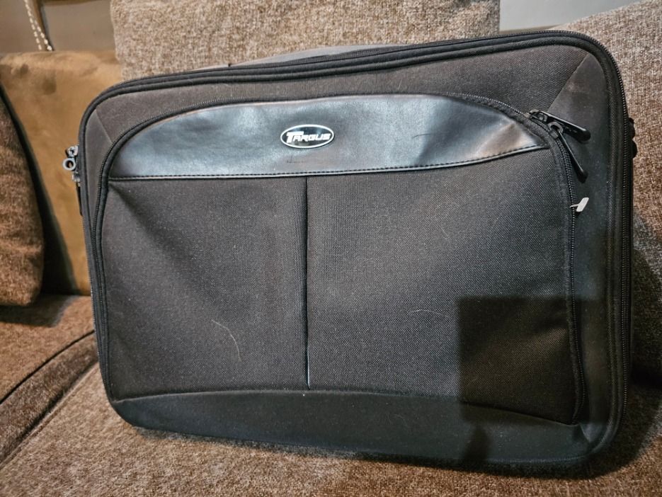 Original Targus Laptop Bag (Category: Laptop Bags & Sleeves) located in Caloocan City. Submitted by yatsbatoyskie (Listing ID 1417208309, Image 1). Description: - Black laptop bag - Includes handle and shoulder strap - Zippered front pocket - Features Targus logo - Padded compartment for laptop - Interior laptop securing strap - Made of durable fabric no tears or damage complete with sling belt.