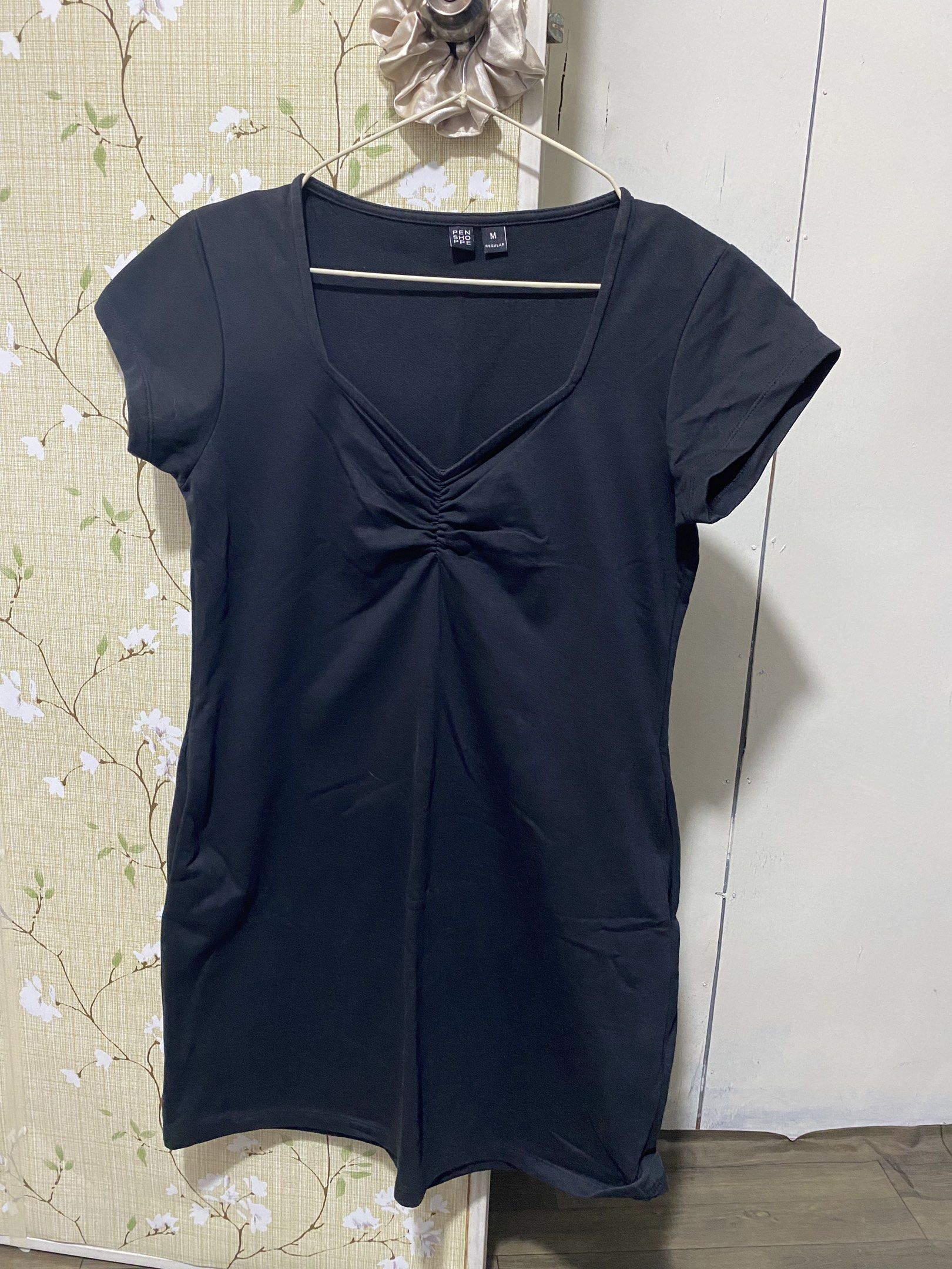 Penshoppe Black Dress - Size M (Category: Dresses) located in Manila. Submitted by farfinds (Listing ID 1417093547, Image 1). Description: - Penshoppe black dress - Size: M - Features a V-neckline - Gathered detail at the bust - Short sleeves - Regular fit - Smooth, solid fabric - Simple and versatile design.
