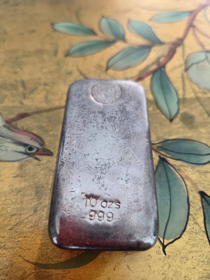 Perth Mint Silver Bar 10oz (Category: Currency) located in Singapore. Submitted by 3gryn (Listing ID 1417054963, Image 1). Description: please see the tags for noticeable imperfections weighs more than the 311.1grams that 10 Troy ounces are supposed to weigh prices will fluctuate according to spot. am asking for 10% above spot. drop me a message and we can work out a deal.