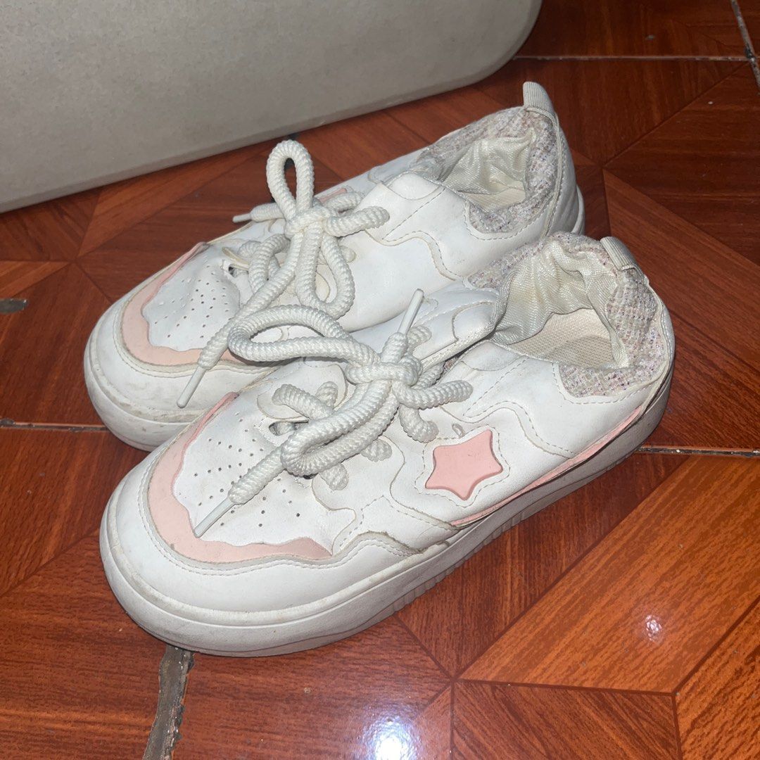 pink star sneaker shoes low-cut (Category: Sneakers) located in Quezon City. Submitted by marukido (Listing ID 1417047268, Image 1). Description: .