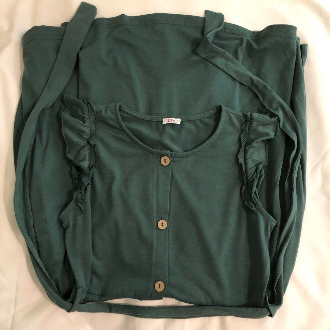 Preloved Green Button-Down Dress with Ruffle Sleeves (Category: Babies & Kids Fashion) located in Marikina City. Submitted by petitechicph (Listing ID 1417206694, Image 1). Description: - Green midi dress - Button-down front - Ruffle sleeves - Includes matching belt - Soft and comfortable fabric - Round neckline - Used once.