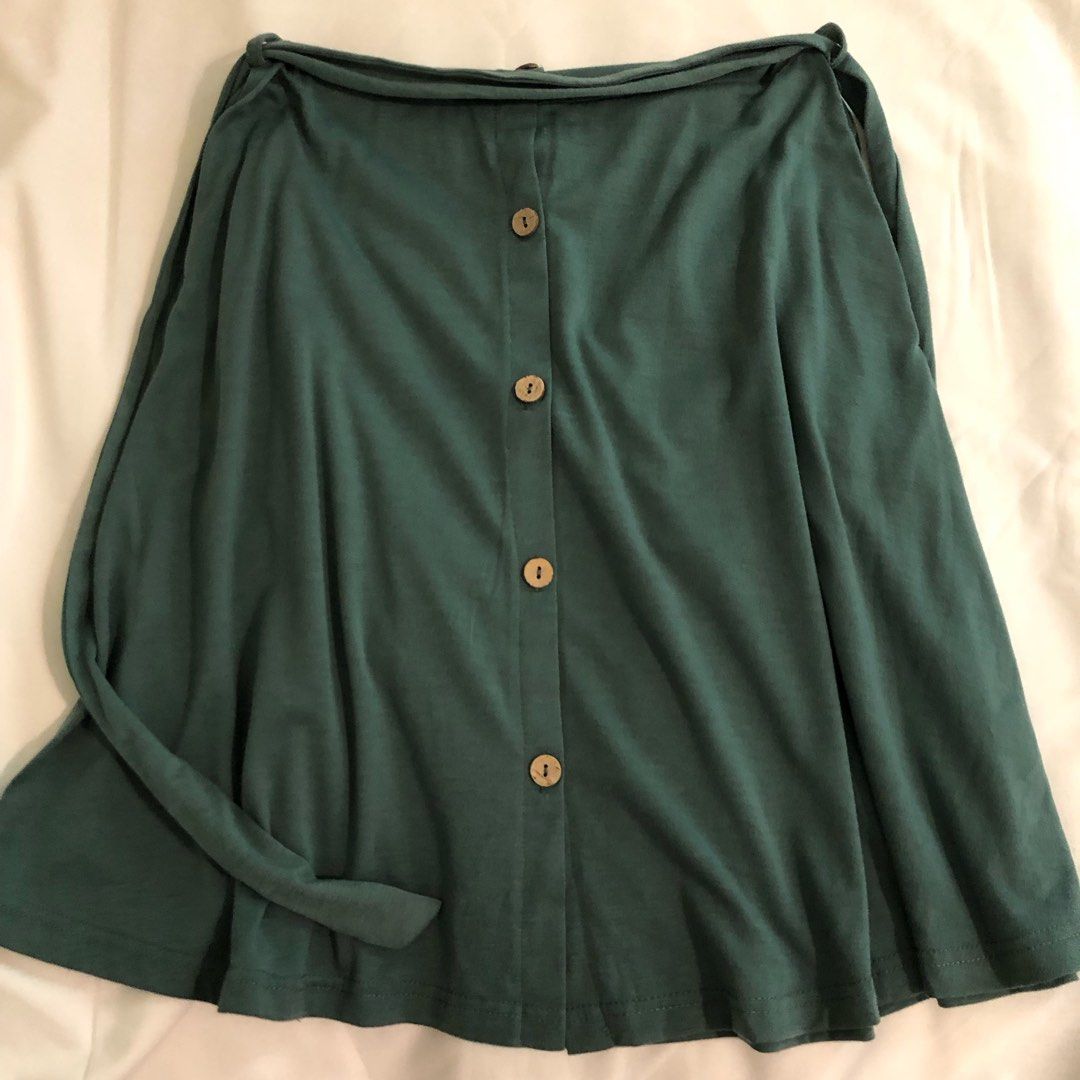 Preloved Green Button-Down Dress with Ruffle Sleeves (Category: Babies & Kids Fashion) located in Marikina City. Submitted by petitechicph (Listing ID 1417206694, Image 2). Description: - Green midi dress - Button-down front - Ruffle sleeves - Includes matching belt - Soft and comfortable fabric - Round neckline - Used once.