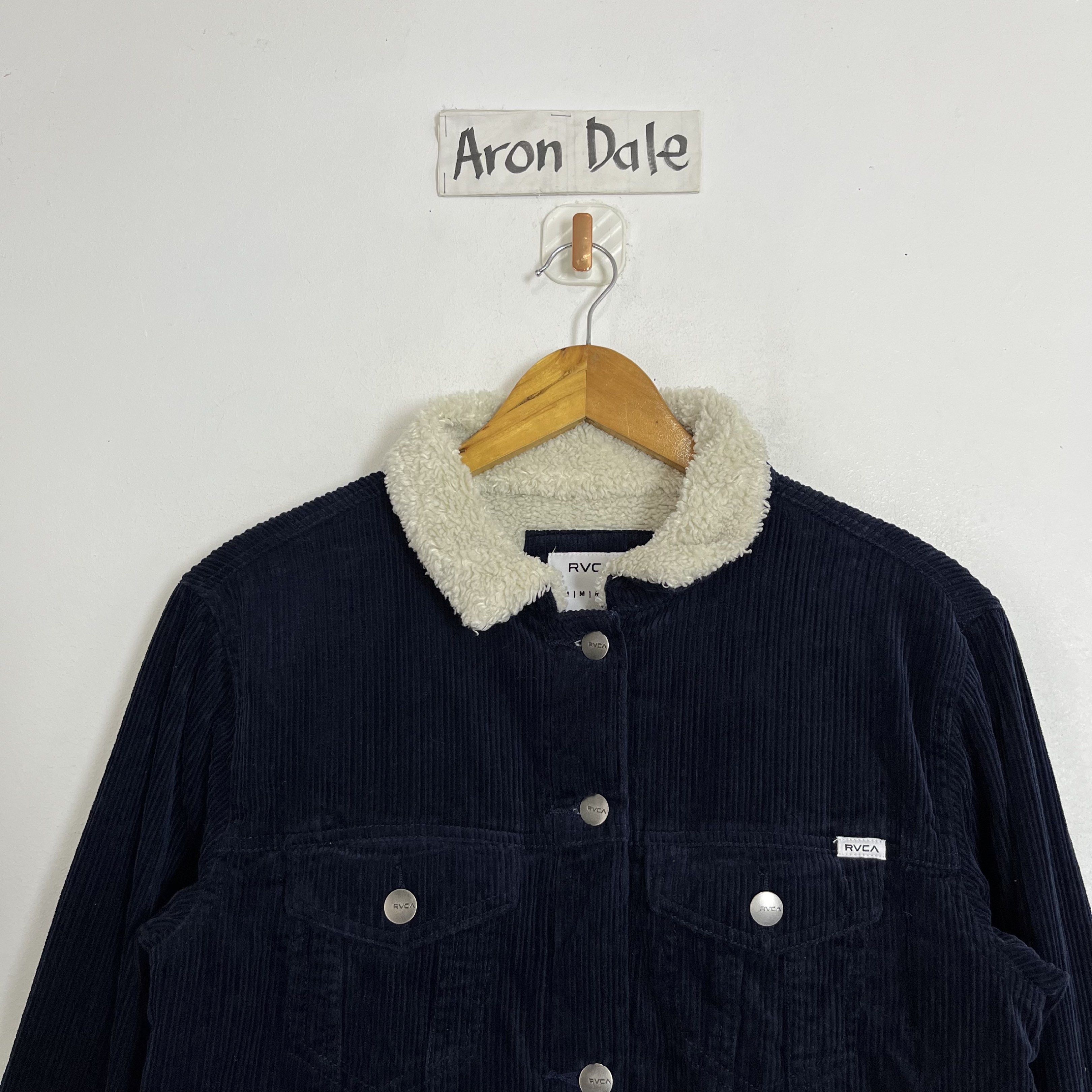 Rvca corduroy sherpa jacket (Category: Coats, Jackets and Outerwear) located in Minalin. Submitted by winterjacket.ph (Listing ID 1417030060, Image 3). Description: Rvca corduroy sherpa jacket Navy blue actual Width 20 Length 24 Small mens best fit Good as new 1250 + SF.